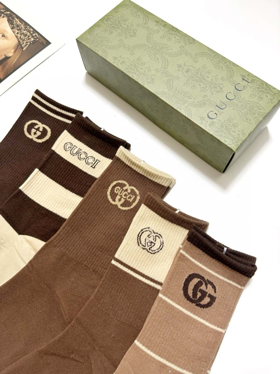   配包装
🌟【一盒5 双】
 🌟Gucci 古琦 经典字母logo 纯棉中筒袜 ，男女同款   ，in