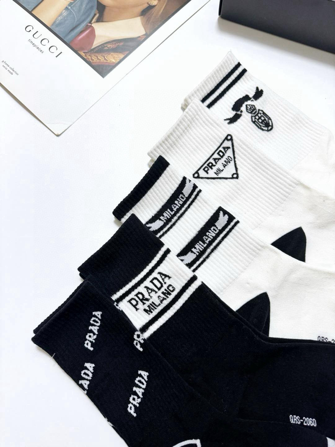   配包装
🌟【一盒5 双】
🌟Prada 普拉达 经典字母 logo纯棉 中筒袜  ！超级软糯亲肤！
