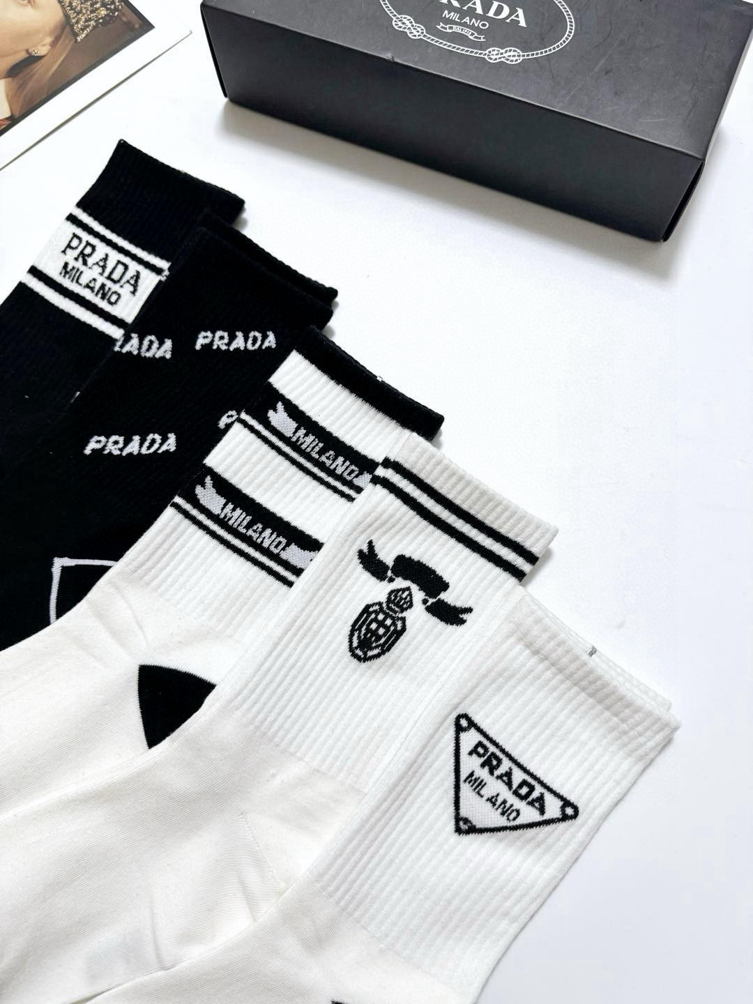   配包装
🌟【一盒5 双】
🌟Prada 普拉达 经典字母 logo纯棉 中筒袜  ！超级软糯亲肤！

