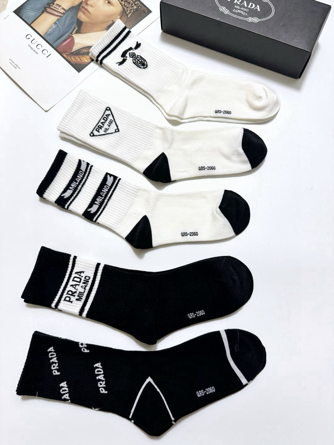   配包装
🌟【一盒5 双】
🌟Prada 普拉达 经典字母 logo纯棉 中筒袜  ！超级软糯亲肤！
