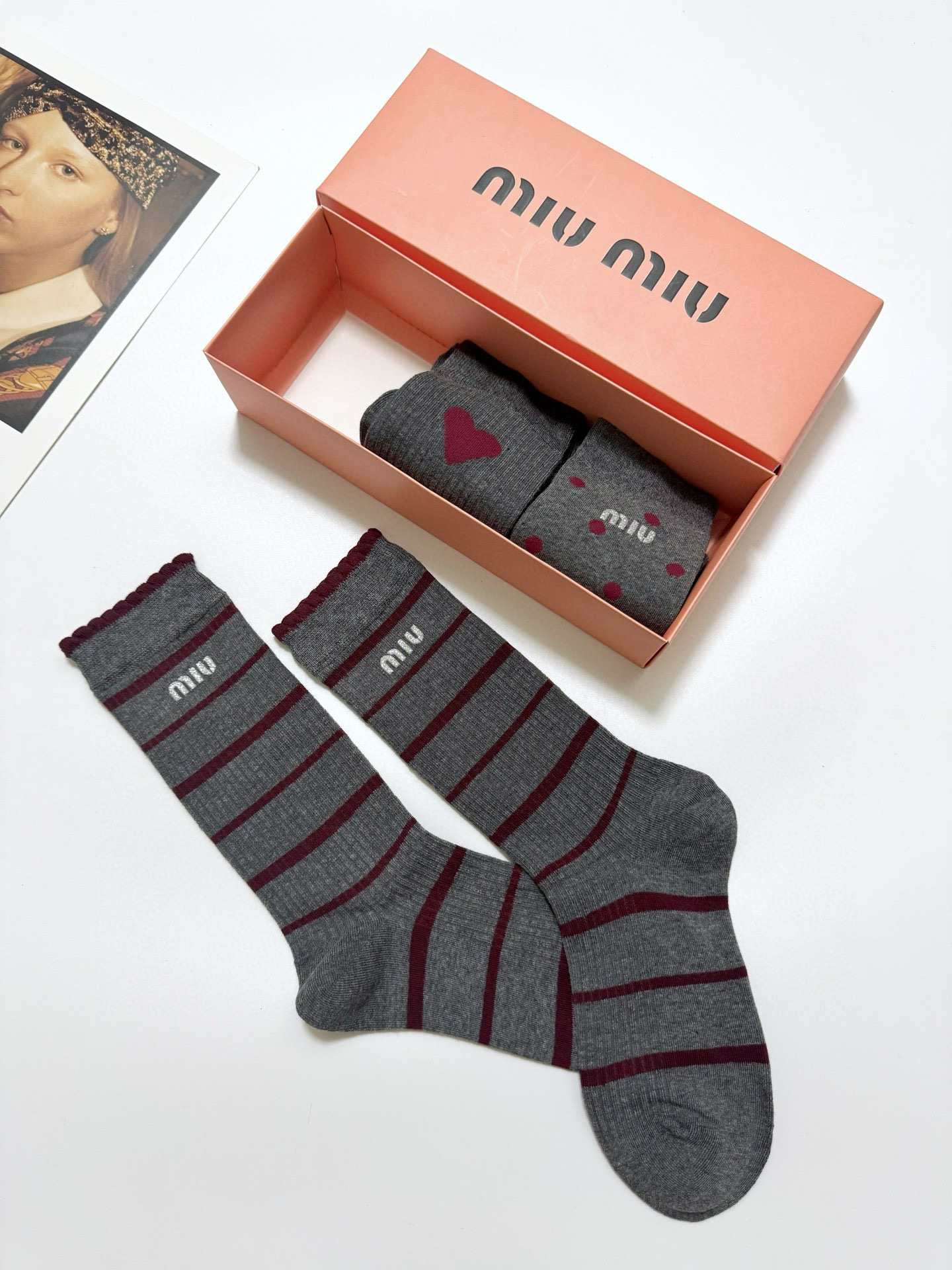  配包装
🌟【一盒3双】
 🌟缪缪 miumiu 经典字母logo 纯棉中筒袜   ，ins超火爆短袜，