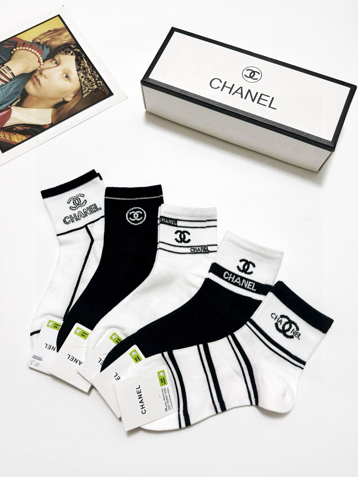  配包装
🌟【一盒5双】
 🌟Chanel 香奈儿 经典字母logo 纯棉中筒袜   ，ins超火爆短袜