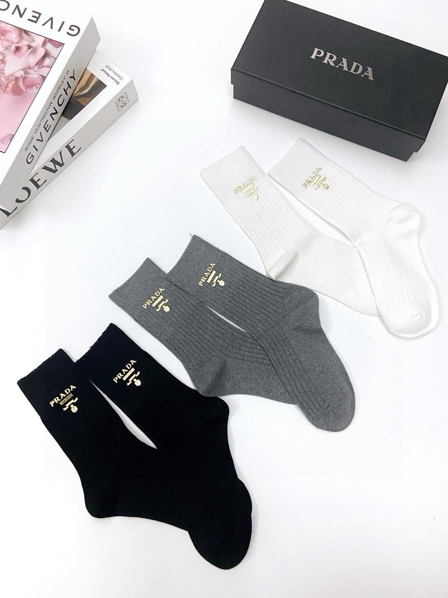   配包装
🌟【一盒3 双】
🌟Prada 普拉达经典字母logo 纯棉中筒袜 小腿袜 
🌟ins爆款！