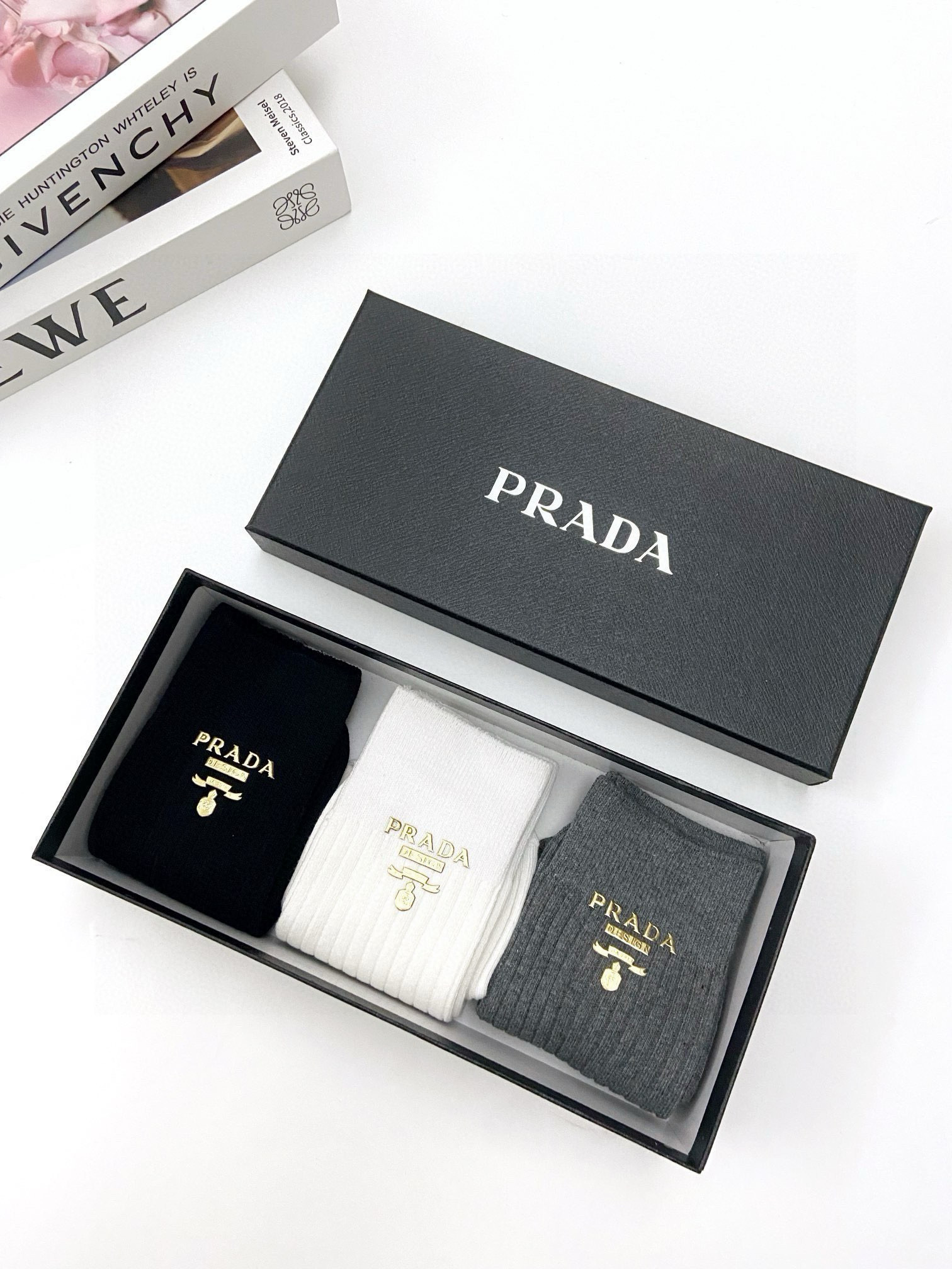   配包装
🌟【一盒3 双】
🌟Prada 普拉达经典字母logo 纯棉中筒袜 小腿袜 
🌟ins爆款！