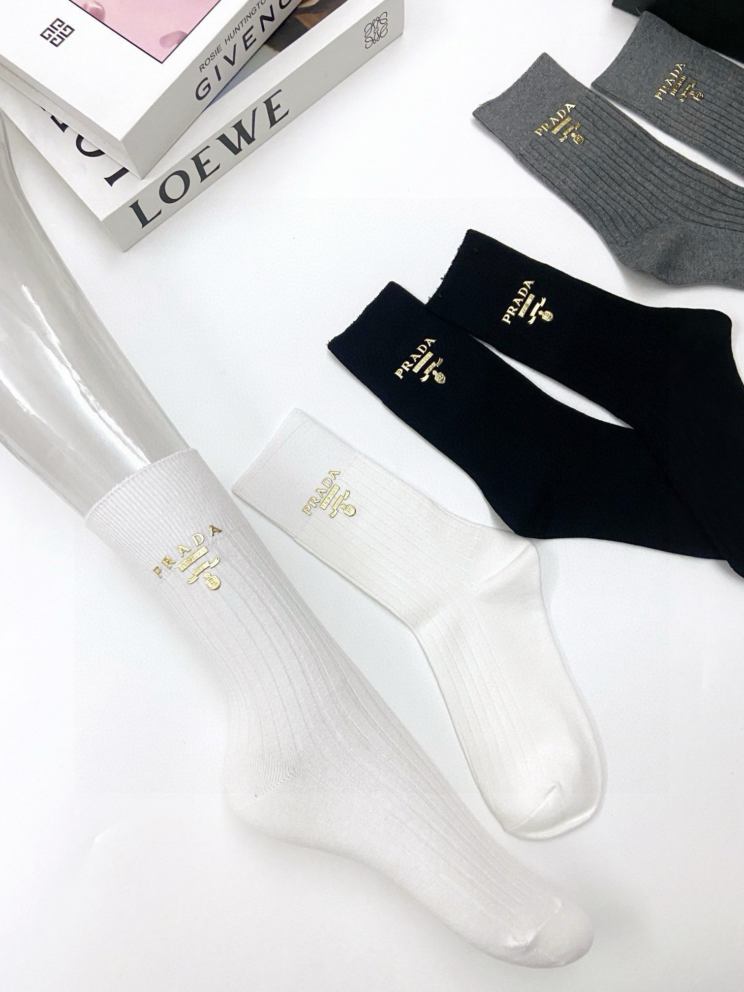   配包装
🌟【一盒3 双】
🌟Prada 普拉达经典字母logo 纯棉中筒袜 小腿袜 
🌟ins爆款！