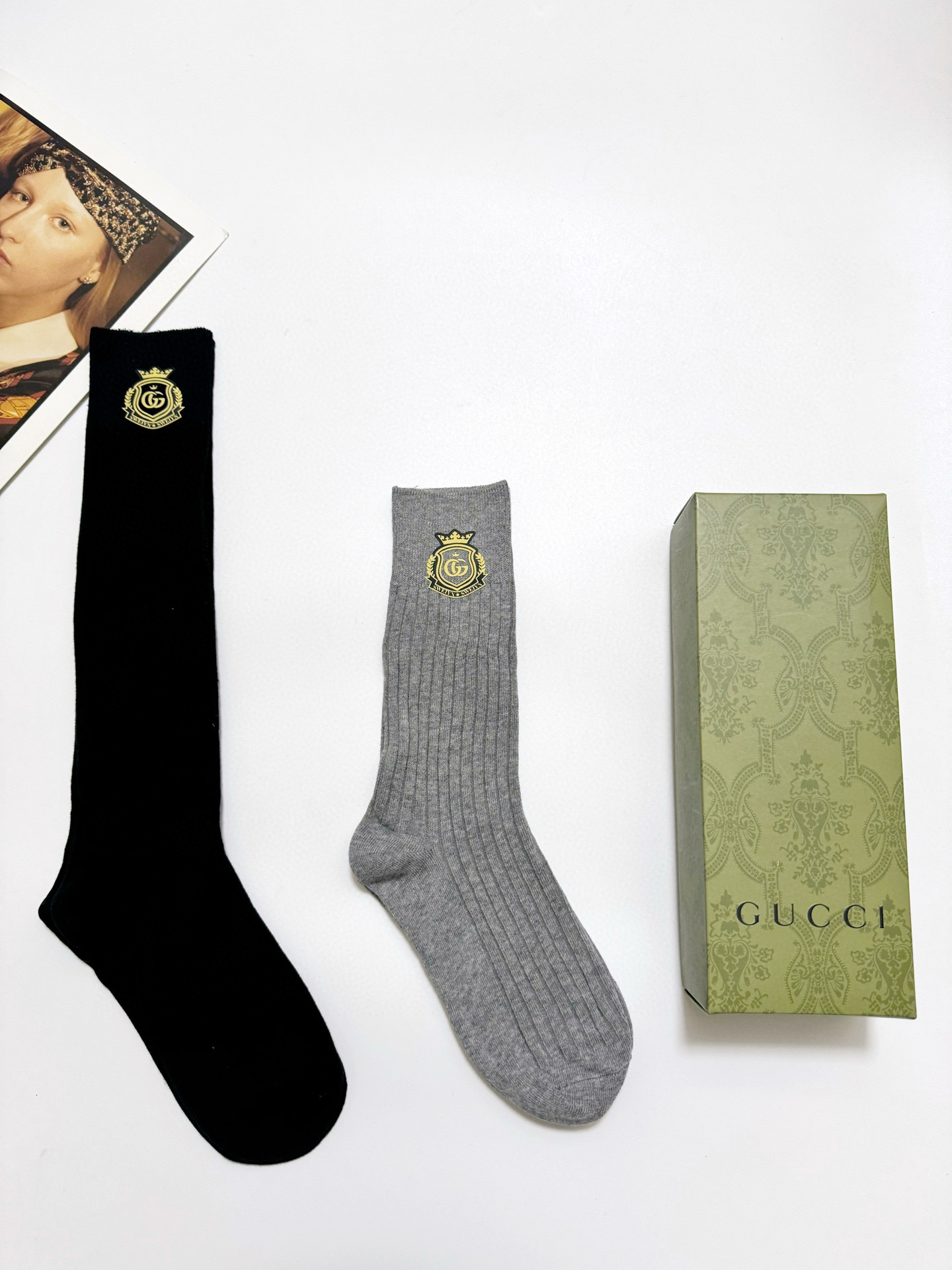   配包装
🌟【一盒2 双】
🌟Gucci 古琦 
🌟超级爆款！网红小腿袜，中筒袜+长筒袜，经典爆款组合