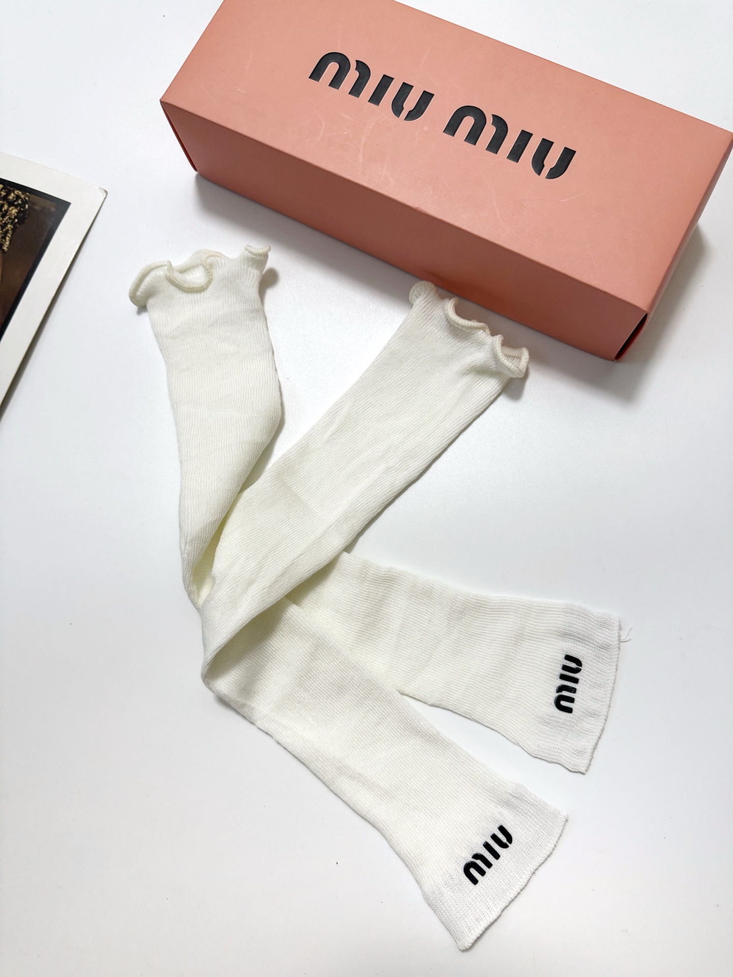  配包装
🌟【一盒2 双】
 🌟缪缪miumiu 经典字母logo 纯棉袜套  ，ins超火爆堆堆袜，纯