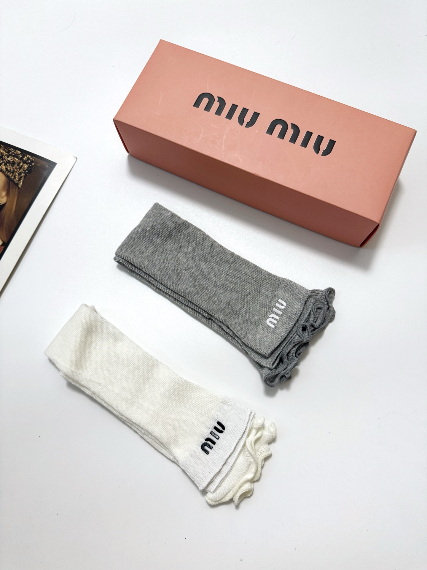  配包装
🌟【一盒2 双】
 🌟缪缪miumiu 经典字母logo 纯棉袜套  ，ins超火爆堆堆袜，纯