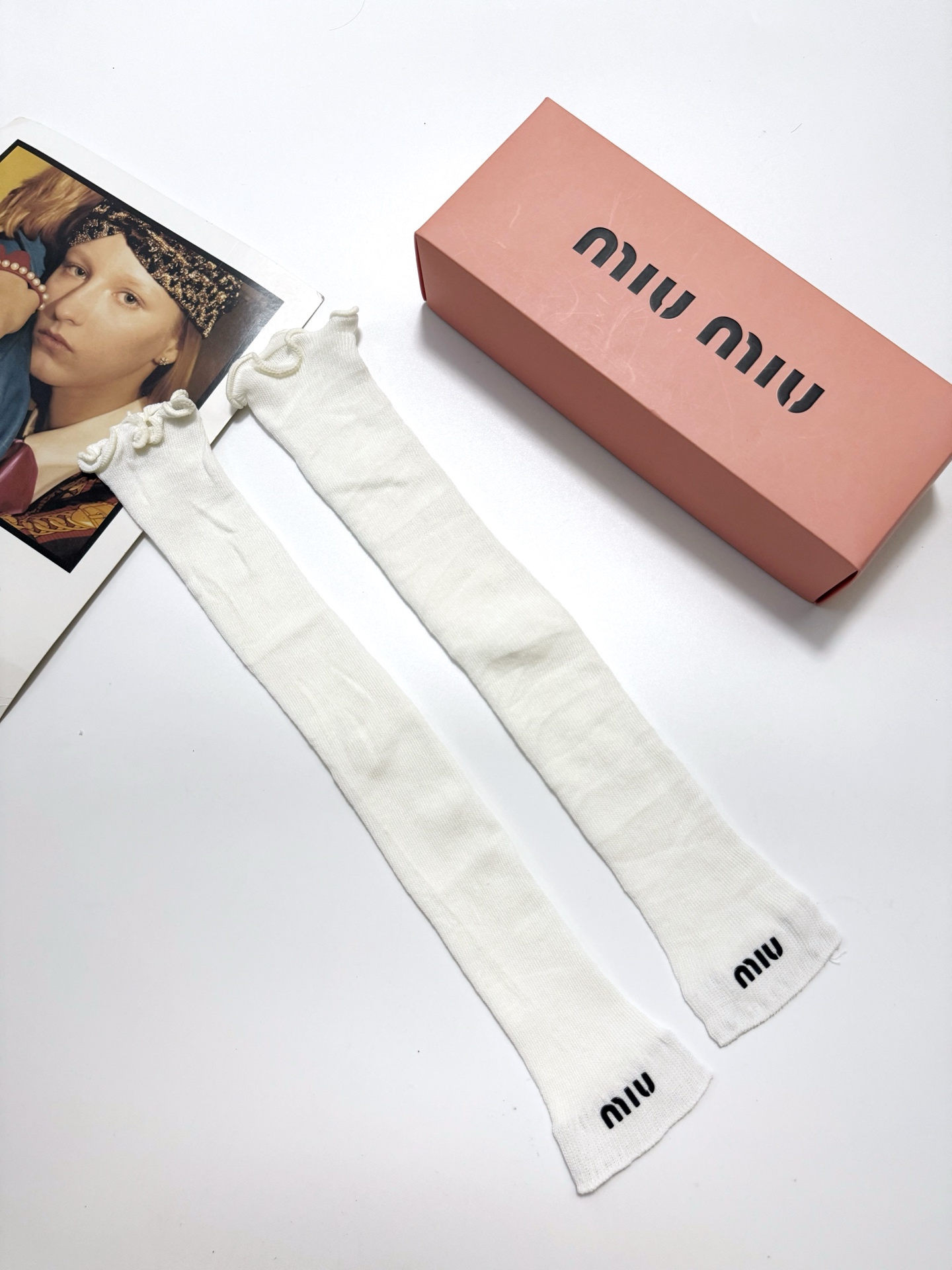  配包装
🌟【一盒2 双】
 🌟缪缪miumiu 经典字母logo 纯棉袜套  ，ins超火爆堆堆袜，纯