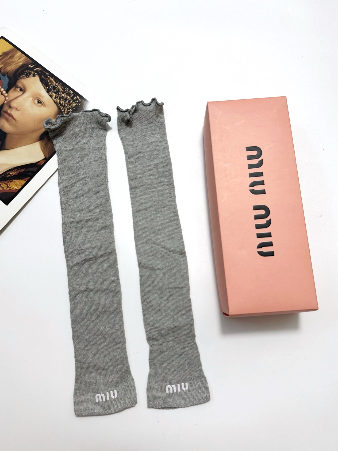 配包装
🌟【一盒2 双】
 🌟缪缪miumiu 经典字母logo 纯棉袜套  ，ins超火爆堆堆袜，纯
