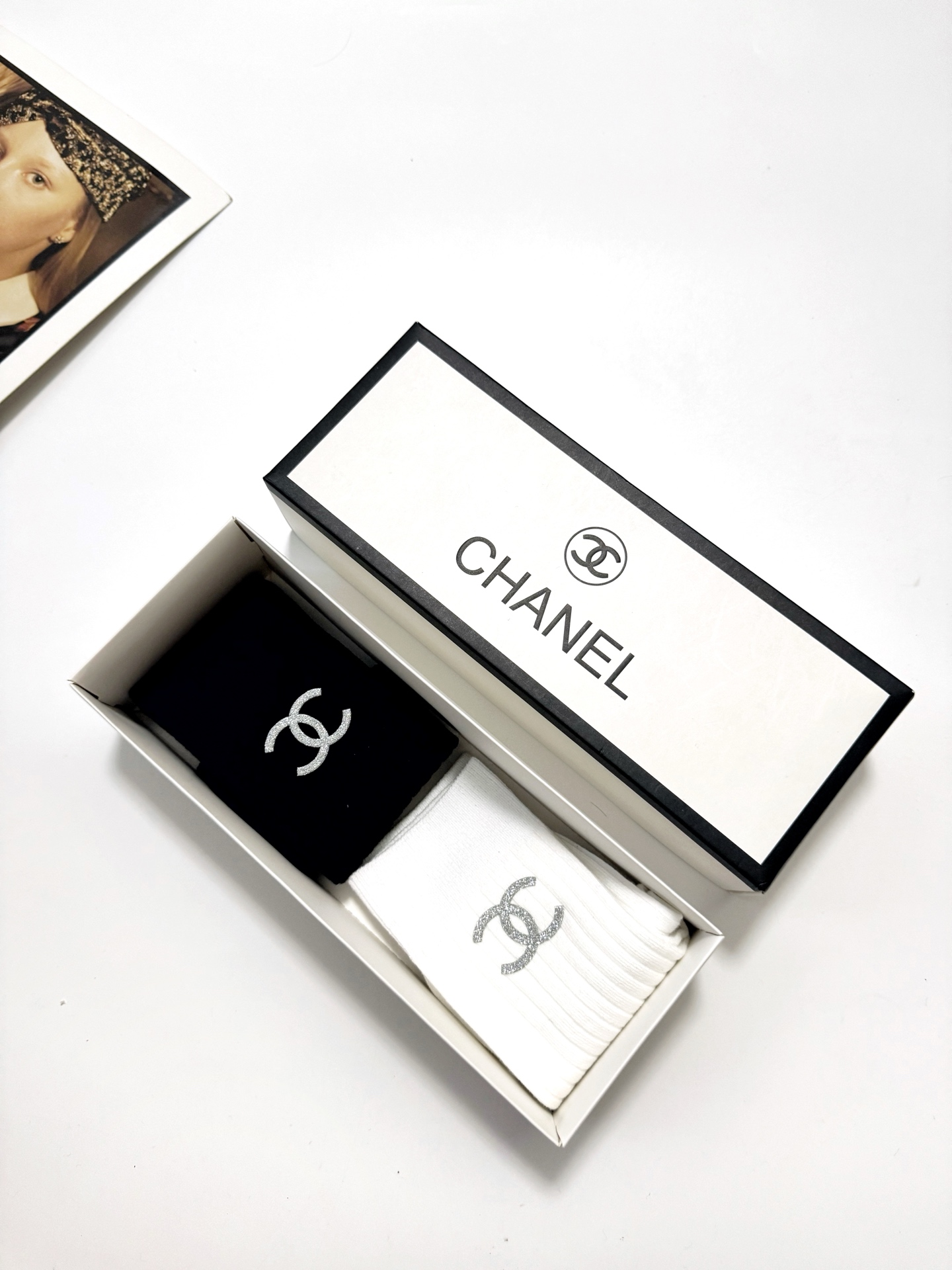  配包装
🌟【一盒2 双】
 🌟Chanel 香奈儿 经典字母logo ins超火爆中筒袜，纯棉面料，潮