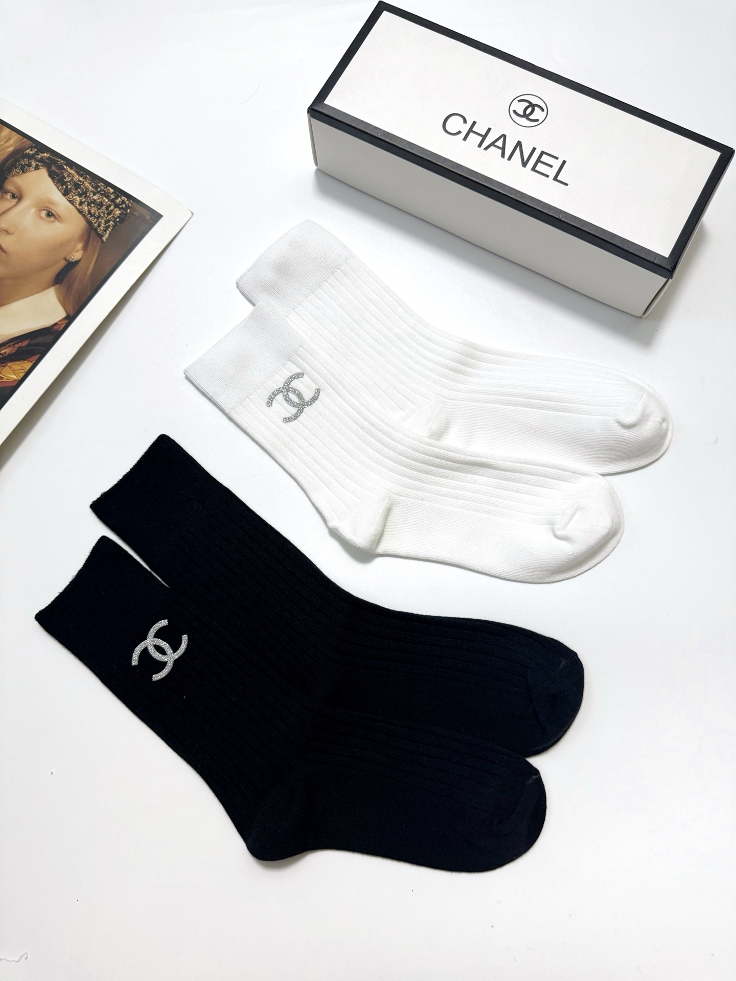  配包装
🌟【一盒2 双】
 🌟Chanel 香奈儿 经典字母logo ins超火爆中筒袜，纯棉面料，潮