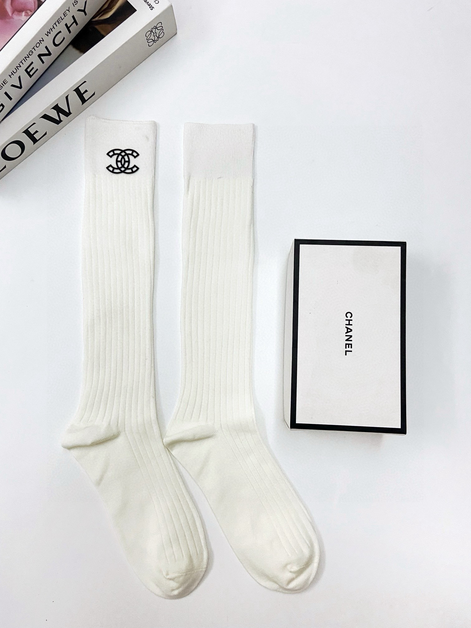   配包装
🌟【一盒一双】
🌟Chanel 香奈儿 经典双C字母logo纯棉长筒袜  小腿袜
🌟ins