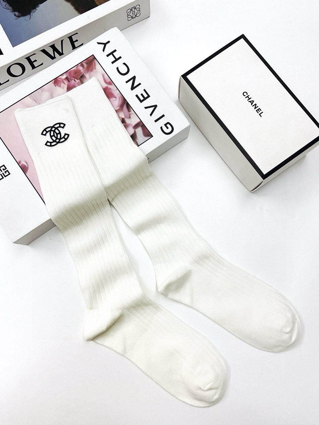    配包装
🌟【一盒一双】
🌟Chanel 香奈儿 经典双C字母logo纯棉长筒袜  小腿袜
🌟ins