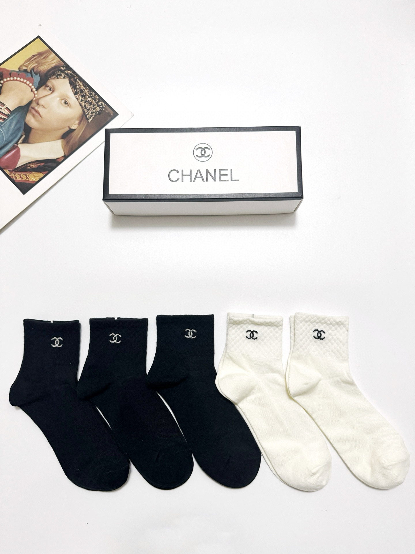  配包装
🌟【一盒5 双】
 🌟Chanel 香奈儿 经典字母logo 纯棉短筒袜 ，ins超火爆短袜，