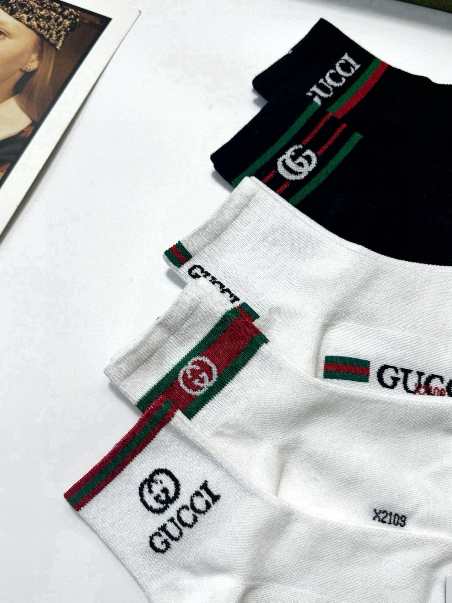  配包装
🌟【一盒5 双】
🌟Gucci 古琦 经典字母 logo 纯棉 短袜，空调袜  ！超级软糯亲肤