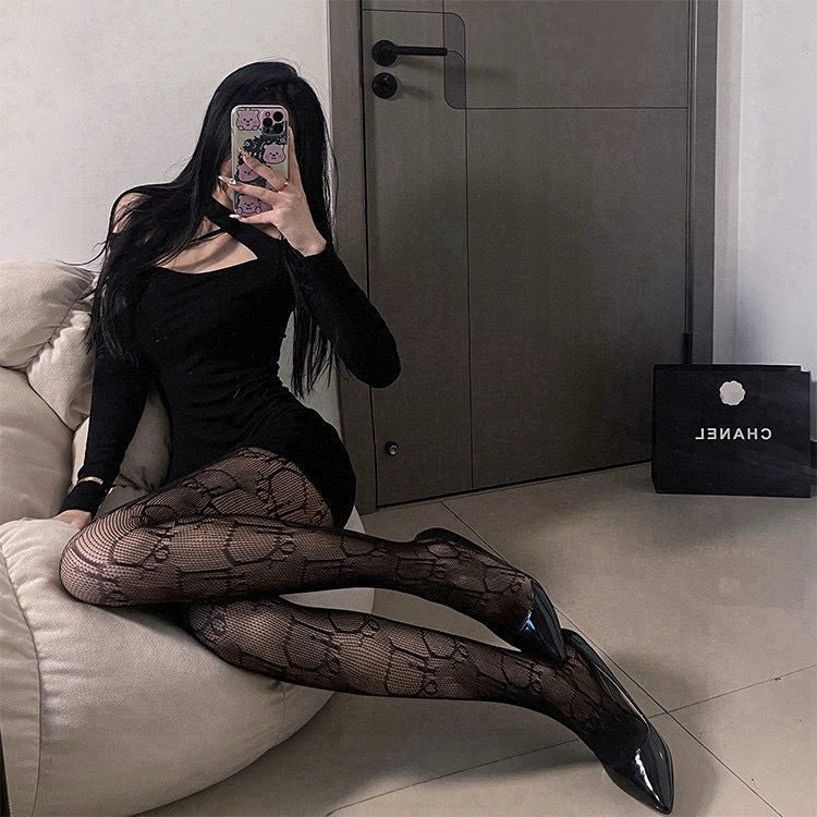 NO:350492,Packaging [One box, one pair] Dior Classic Letters Net Socks and Pantyhose, it’s easy to see the explosion, European and American big-name stockings are made one to one higher version, and you can see the craftsmanship!  A must-have item for trendy people in autumn and winter, which is super high-quality and fashionable, and it is very fashionable~~ Recommended and recommended~~ Must-in-one small item!  !  socks, stockings, socks, dior, dior, socks19860909配包装【一盒一双】Dior 迪奥经典字母网袜连裤袜 好看到爆炸 ,欧美大牌丝袜一比一高版本制作,可以看得到的工艺！ 潮人秋冬必备单品 ,搭配起来超高逼格 ,时髦度爆表啊啊啊啊～～推荐推荐推荐～～必入时髦小单品！！袜子,丝袜,袜子,dior,dior,socks,accessory