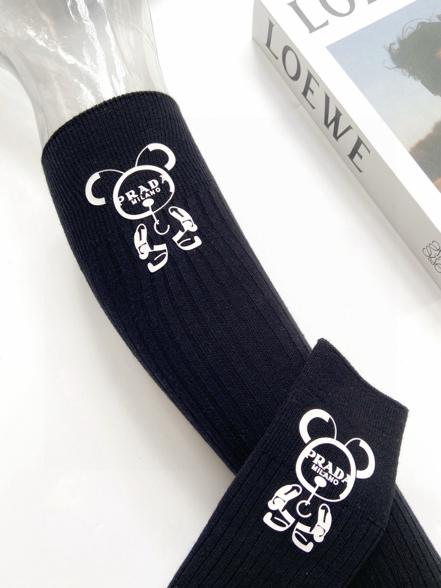  配包装
🌟【一盒一双】
🌟Prada 普拉达 经典字母logo 纯棉 小腿袜 双针针织工艺.
🌟ins
