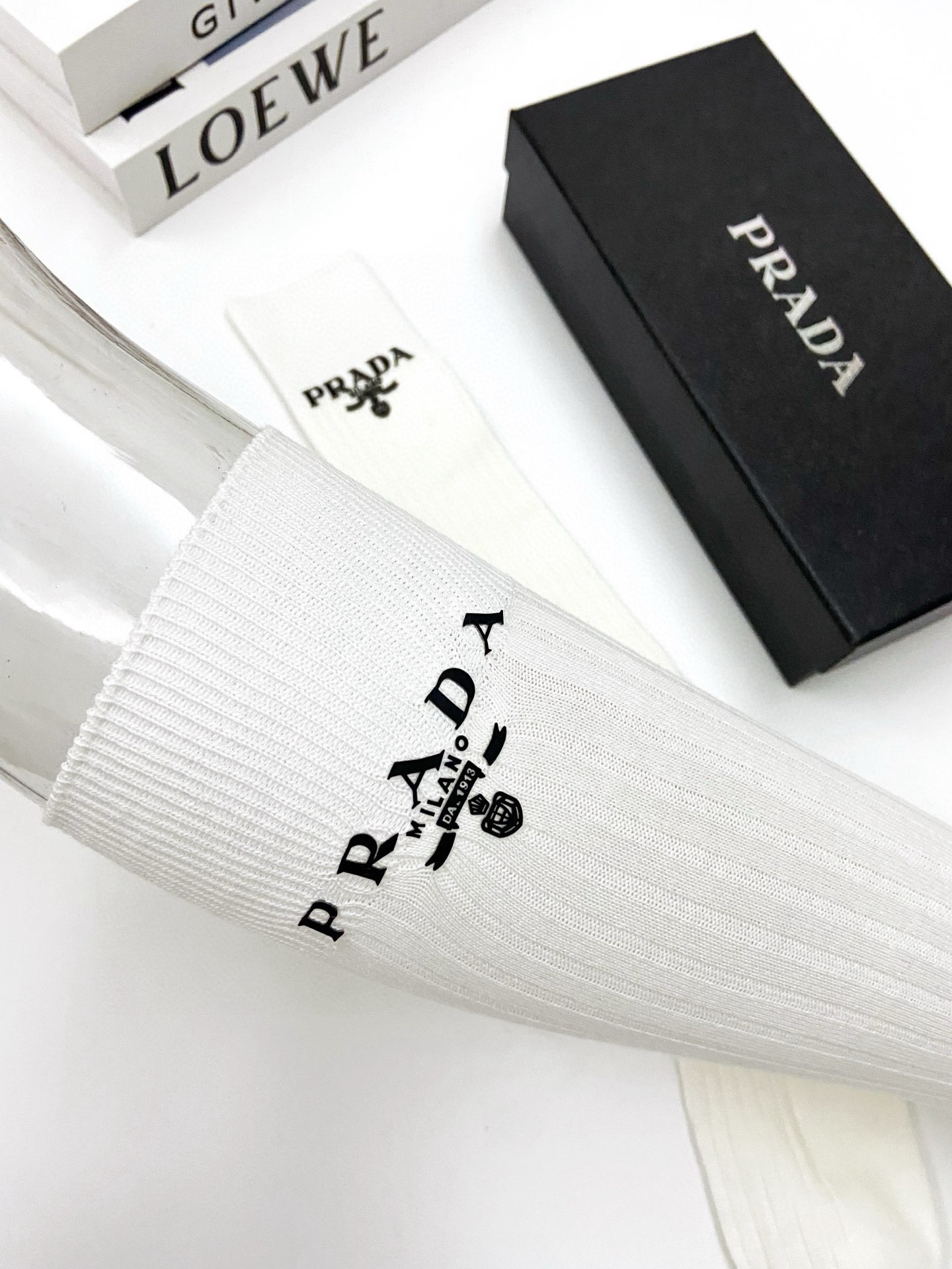    配包装
🌟【一盒一双】
🌟Prada 普拉达 经典字母logo纯棉长筒袜  小腿袜
🌟重工装饰个性