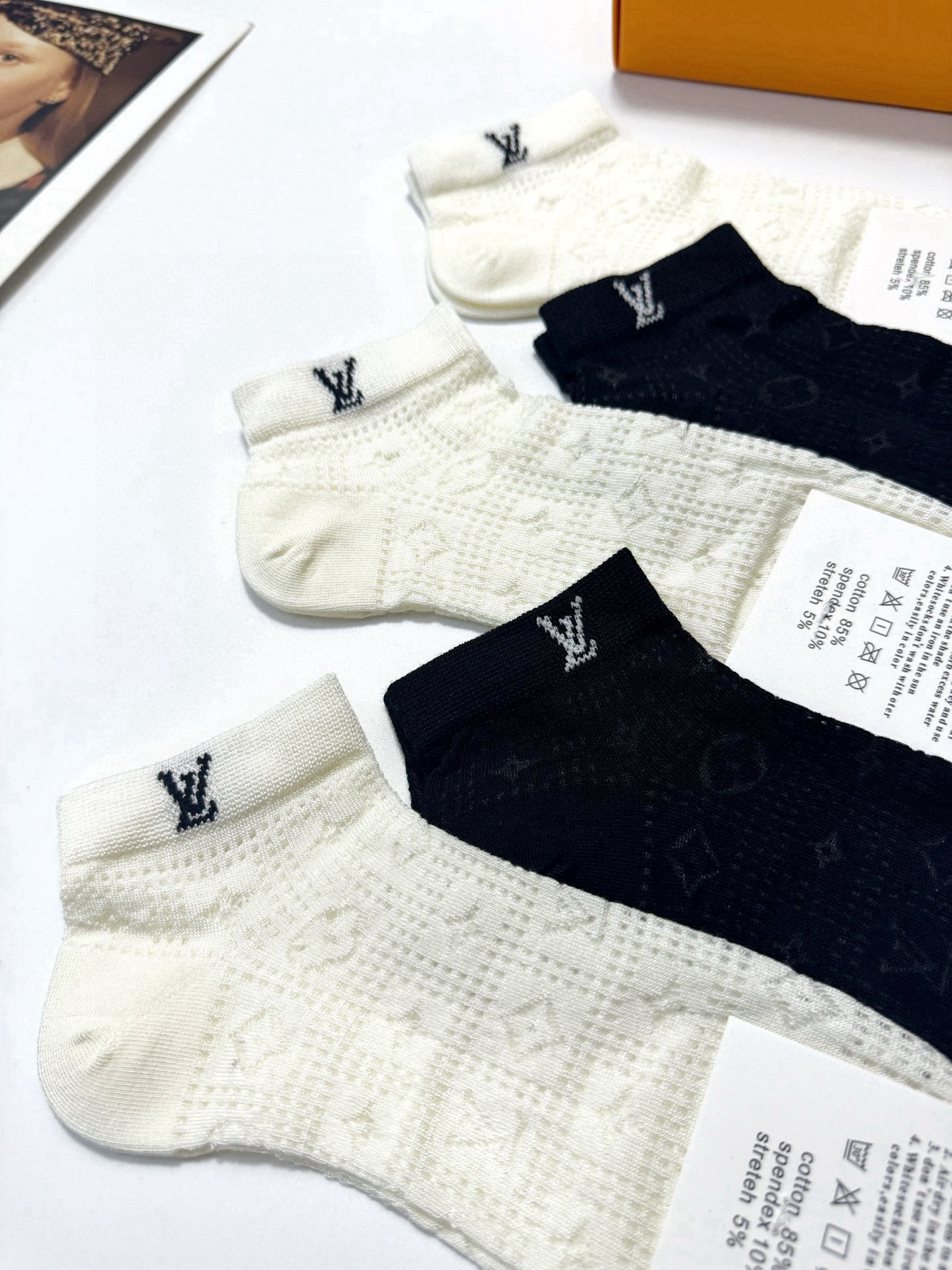  配包装
🌟【一盒5双】
 🌟LV 路易威登 经典字母logo 纯棉船袜   ，ins超火爆空调短袜，纯