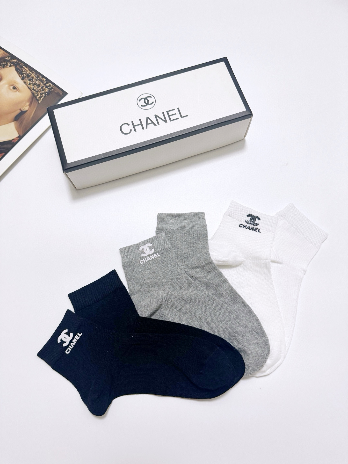  配包装
🌟【一盒3双】
 🌟Chanel 香奈儿 经典字母logo 纯棉船袜   ，ins超火爆空调袜