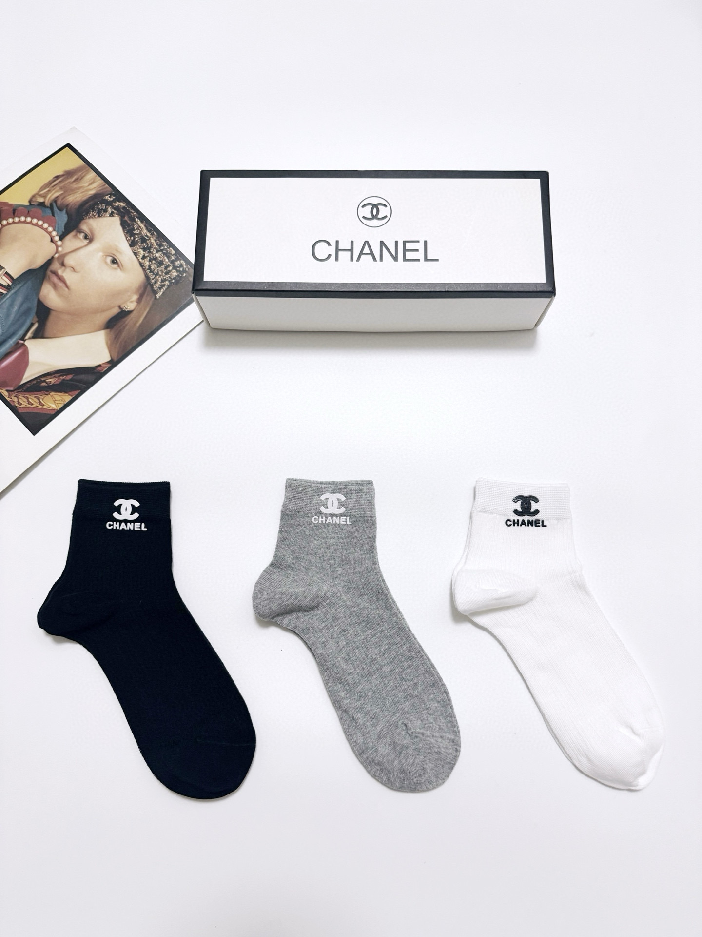  配包装
🌟【一盒3双】
 🌟Chanel 香奈儿 经典字母logo 纯棉船袜   ，ins超火爆空调袜