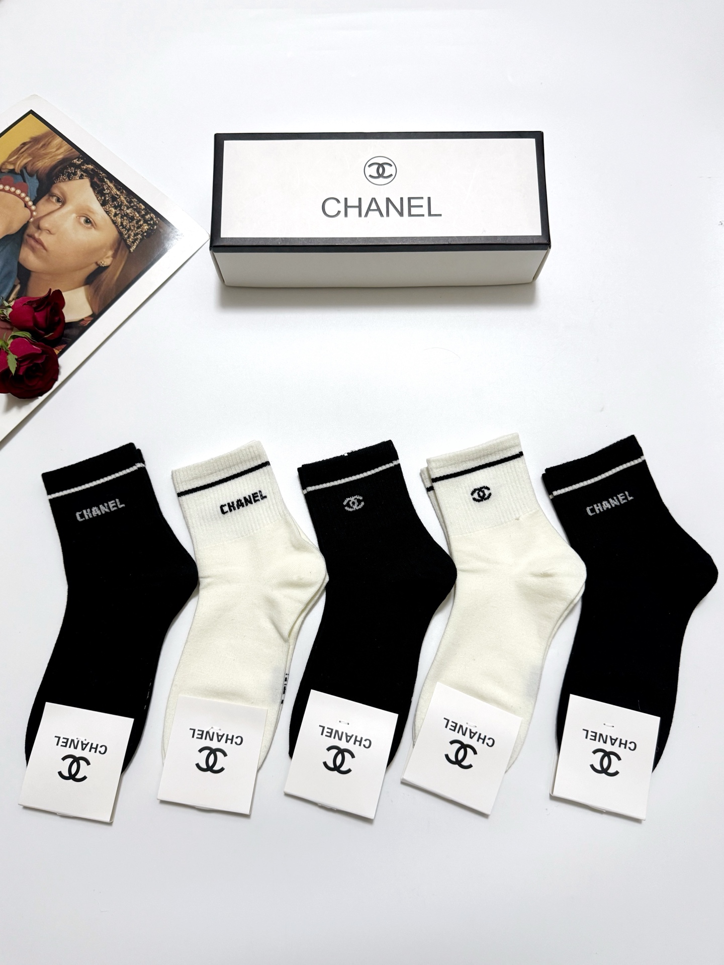  配包装
🌟【一盒5 双】
 🌟Chanel 香奈儿 经典字母logo 纯棉短袜   ，ins超火爆短筒