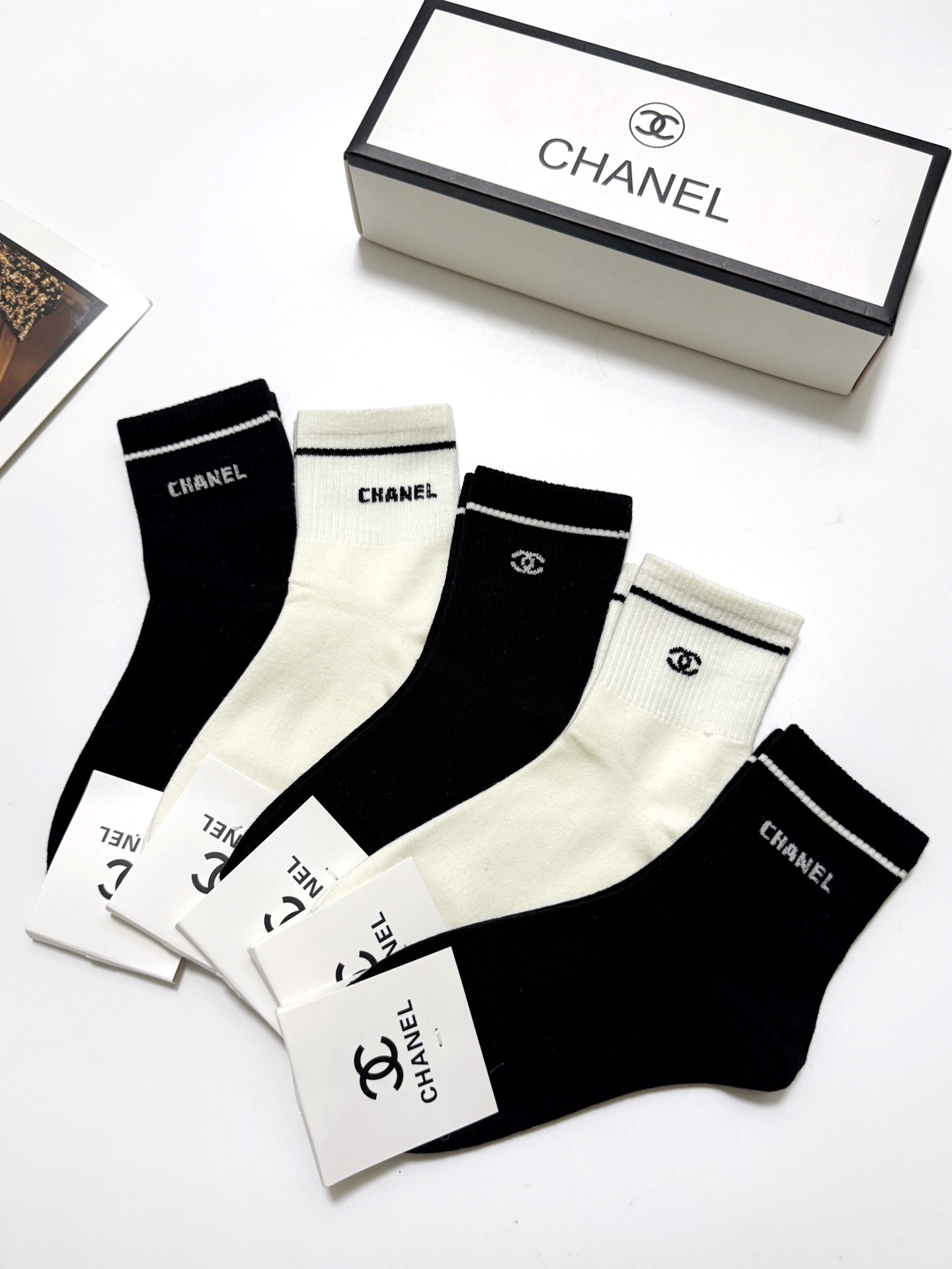  配包装
🌟【一盒5 双】
 🌟Chanel 香奈儿 经典字母logo 纯棉短袜   ，ins超火爆短筒