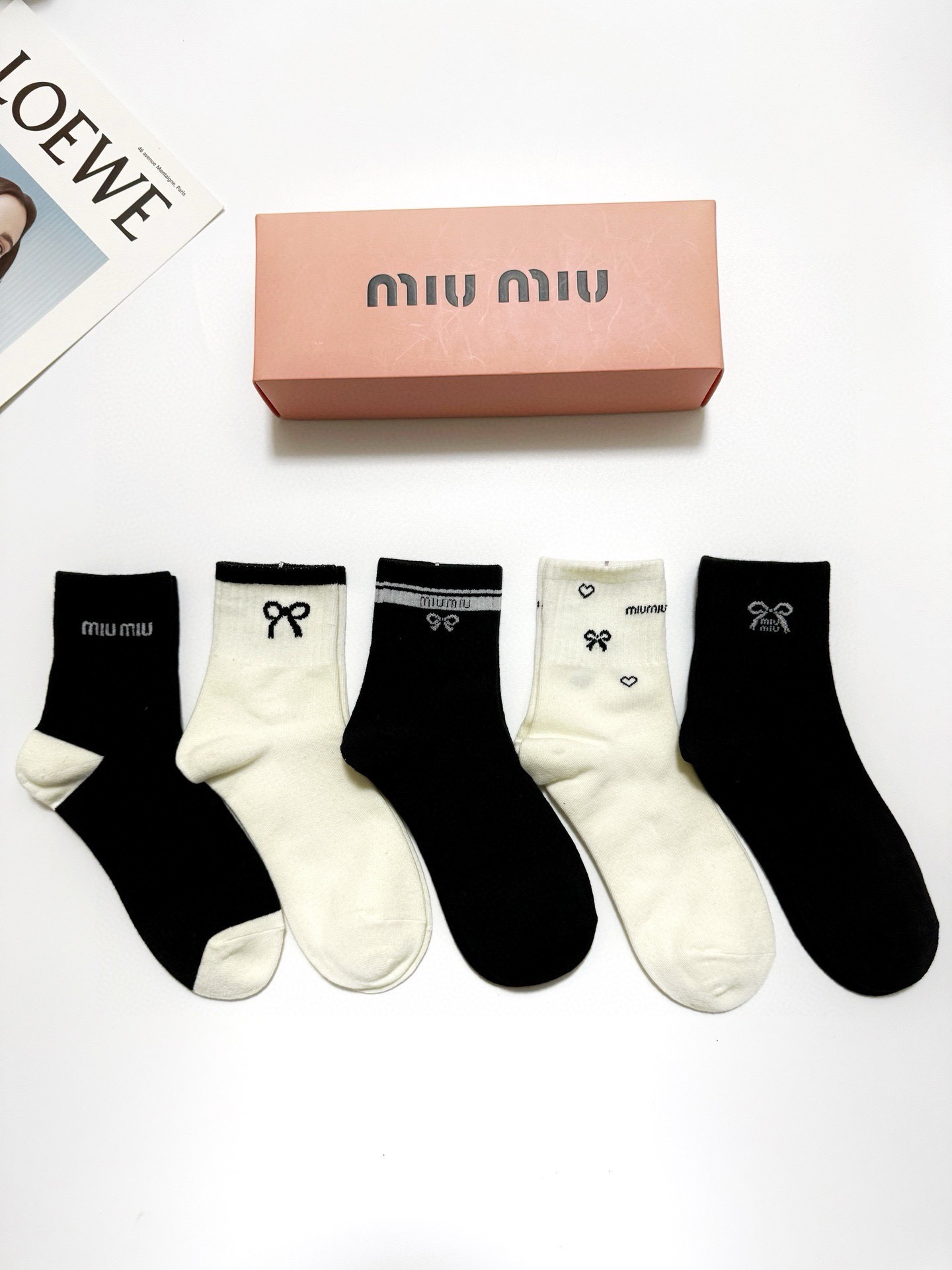  配包装
🌟【一盒5 双】
 🌟缪缪 miumiu 经典字母logo 纯棉中筒袜   ，ins超火爆小腿