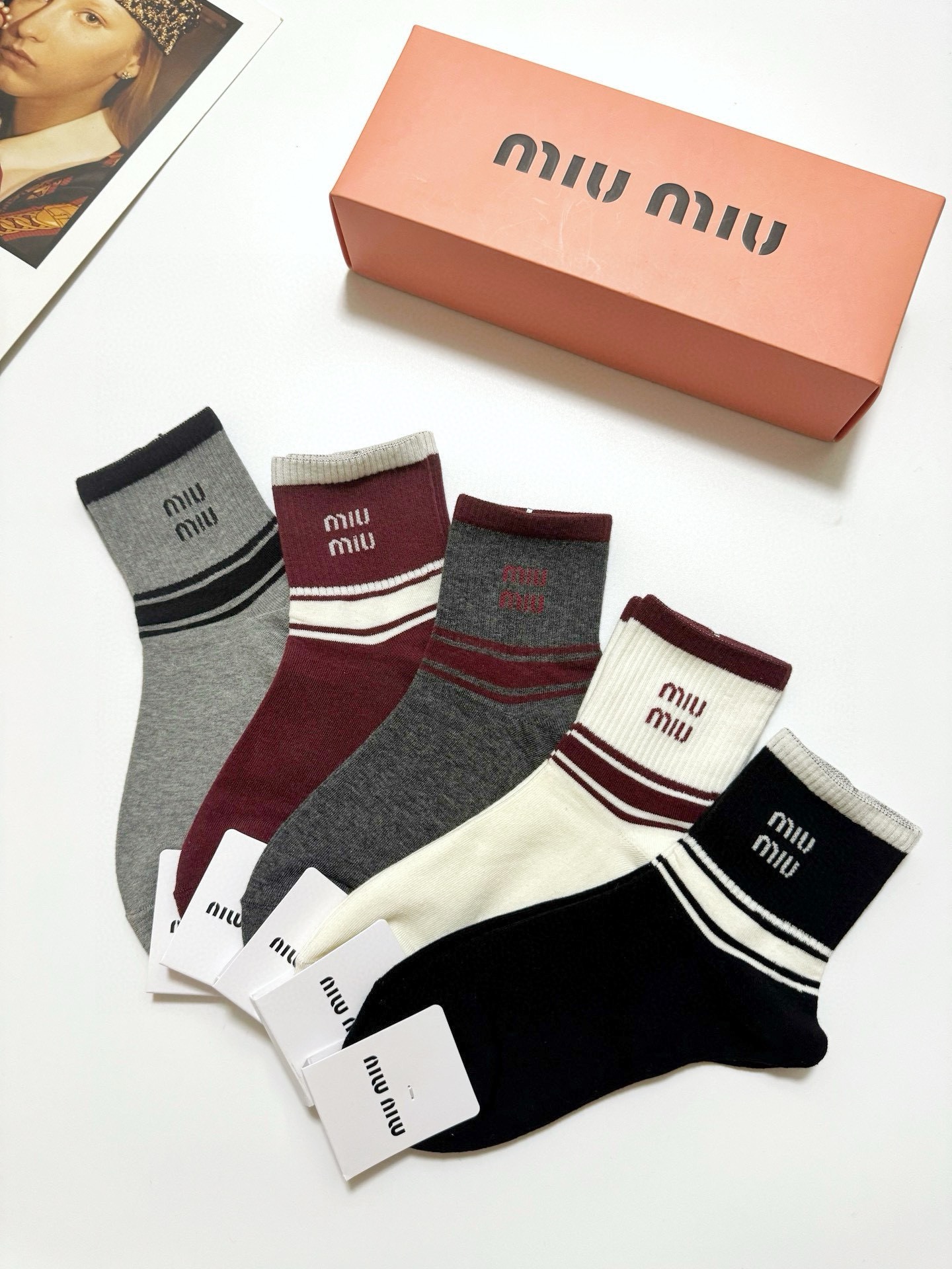   配包装
🌟【一盒5 双】
🌟缪缪 miumiu  经典字母 logo中筒袜  ！纯棉面料软糯亲肤！
