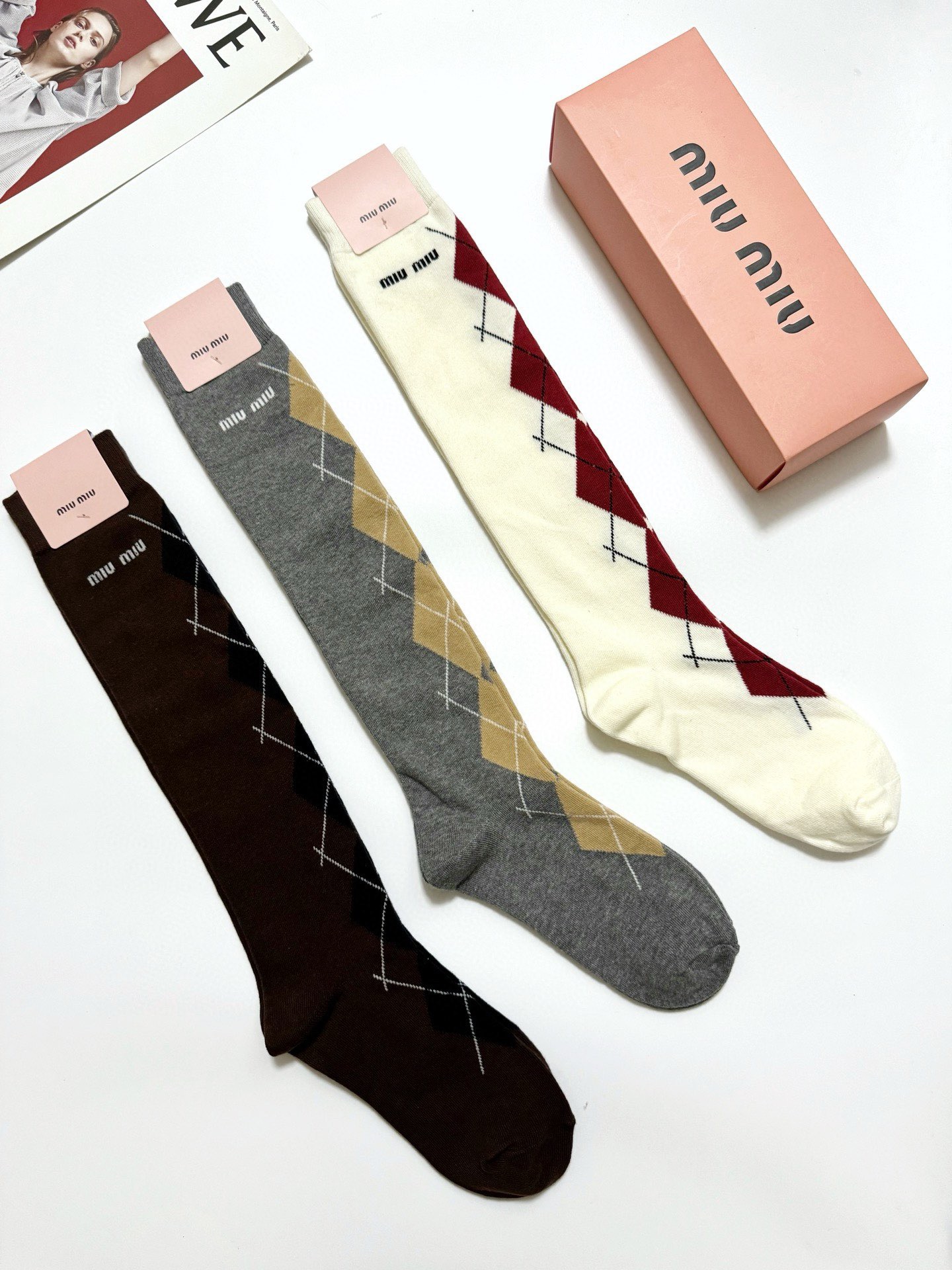  配包装
🌟【一盒一 双】
 🌟缪缪 miumiu 经典字母logo纯棉袜 小腿堆堆袜，ins超火爆红人