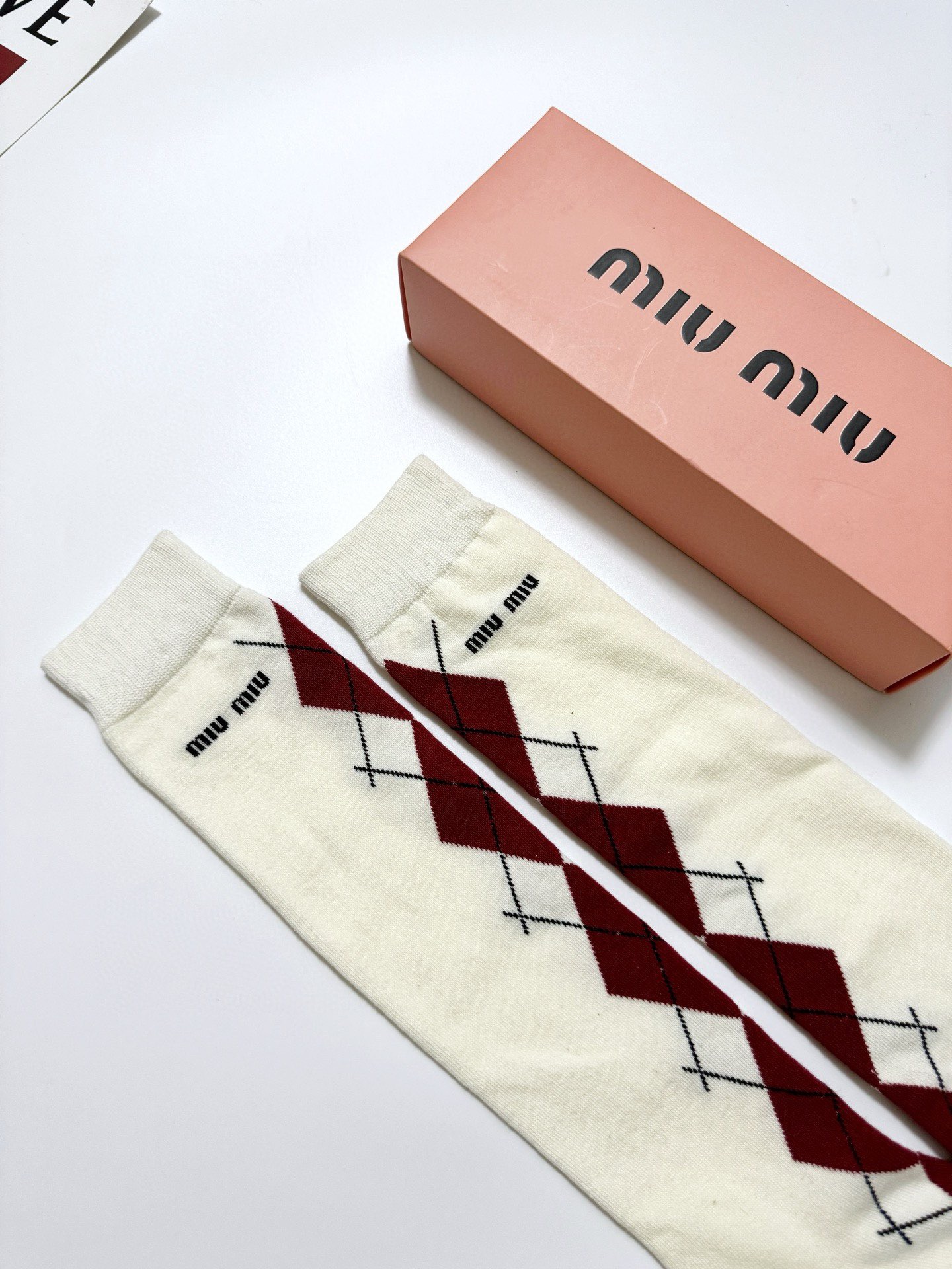  配包装
🌟【一盒一 双】
 🌟缪缪 miumiu 经典字母logo纯棉袜 小腿堆堆袜，ins超火爆红人