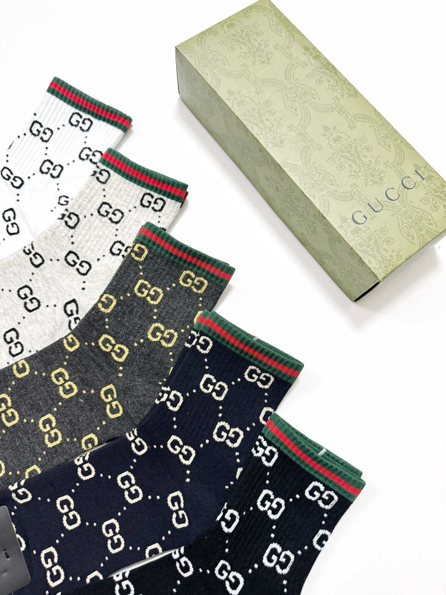  配包装
🌟【一盒5 双】
 🌟Gucci 古琦 经典字母logo 纯棉中筒袜   ，ins超火爆短袜，