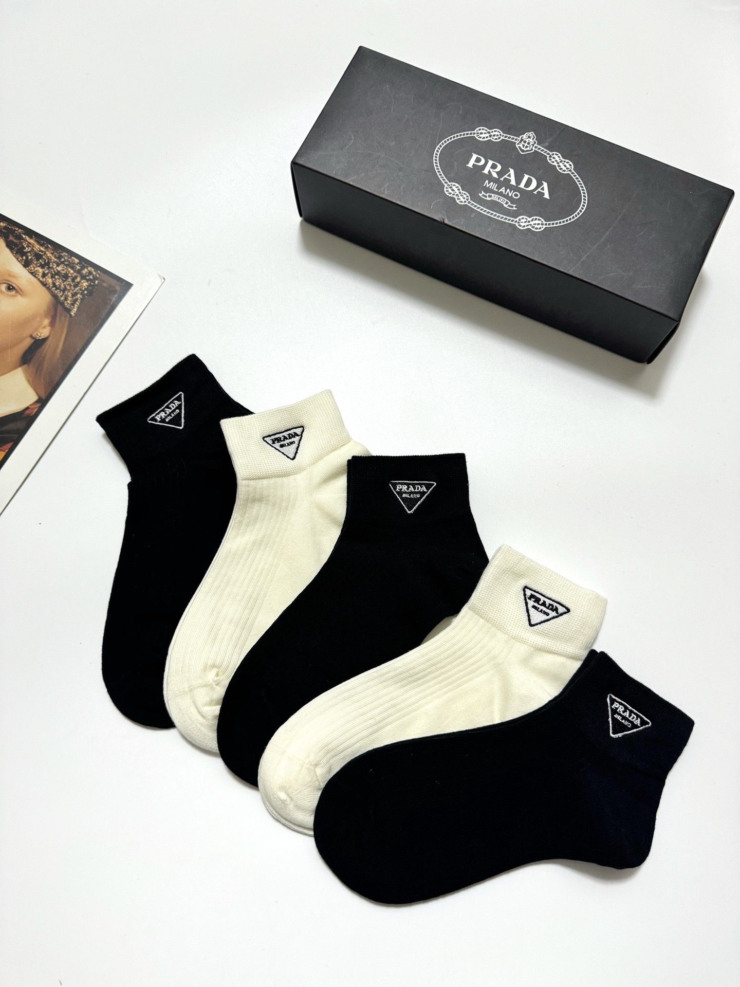  配包装
🌟【一盒5 双】
 🌟Prada 普拉达 经典字母logo 纯棉短筒袜 ，ins超火爆短袜，纯