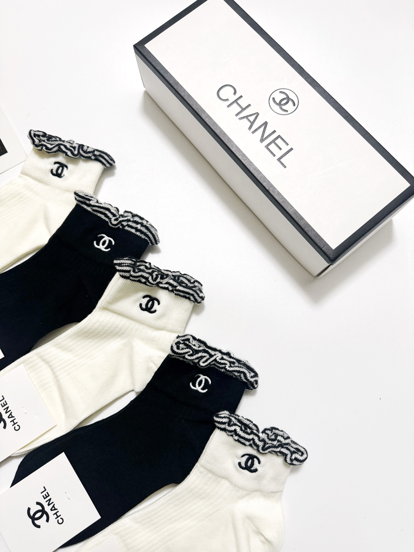   配包装
🌟【一盒5 双】
🌟Chanel 香奈儿 经典字母 logo短袜  ！纯棉面料软糯亲肤！
🌟