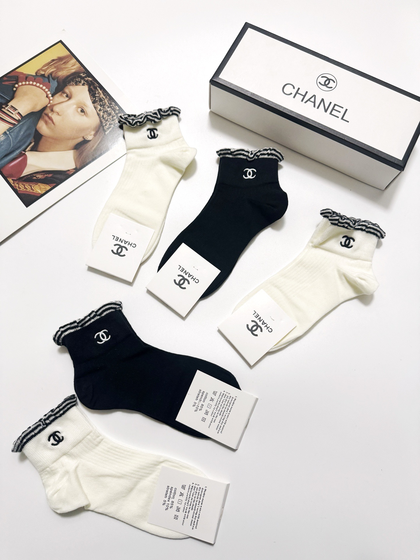   配包装
🌟【一盒5 双】
🌟Chanel 香奈儿 经典字母 logo短袜  ！纯棉面料软糯亲肤！
🌟