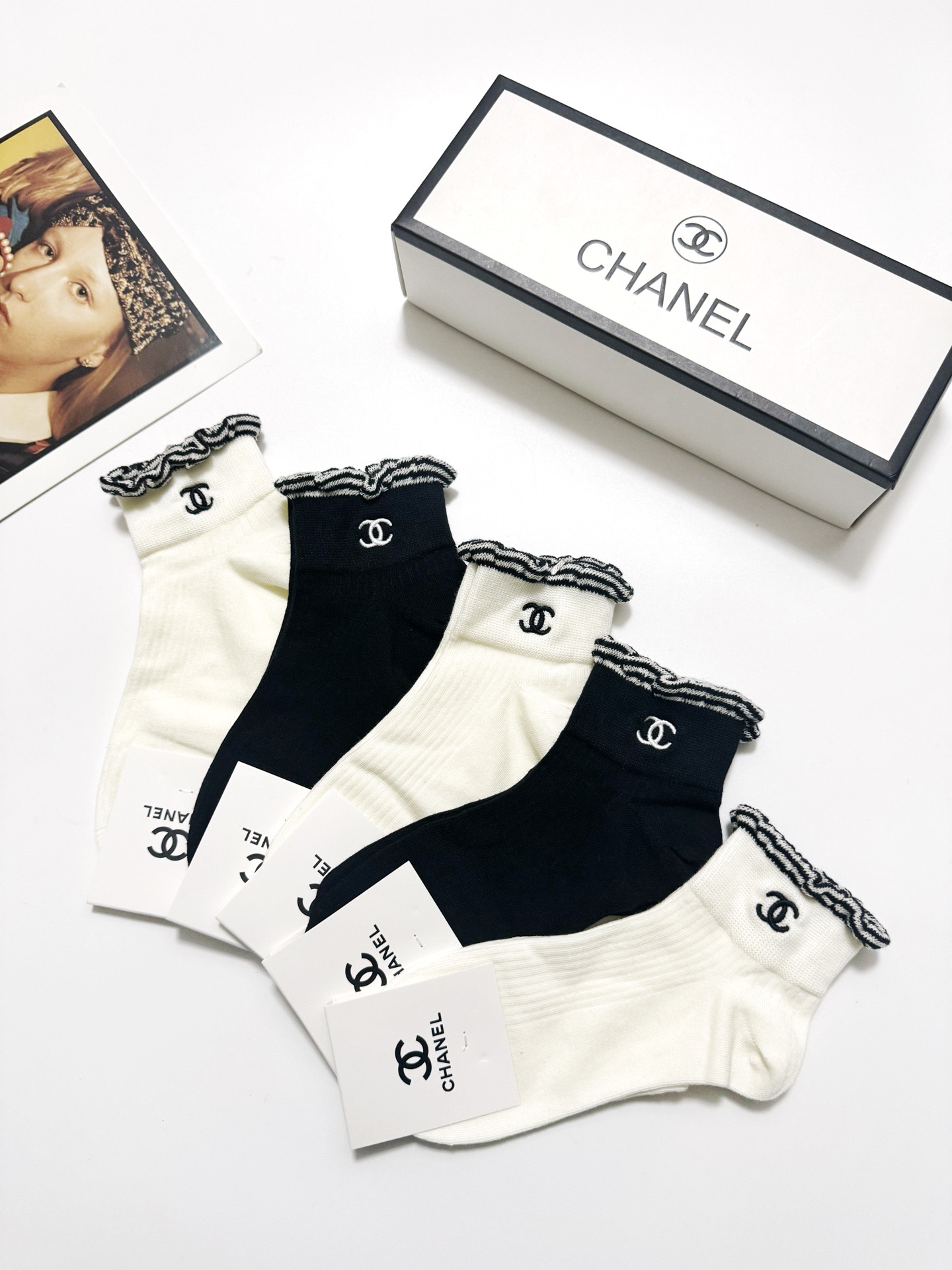   配包装
🌟【一盒5 双】
🌟Chanel 香奈儿 经典字母 logo短袜  ！纯棉面料软糯亲肤！
🌟