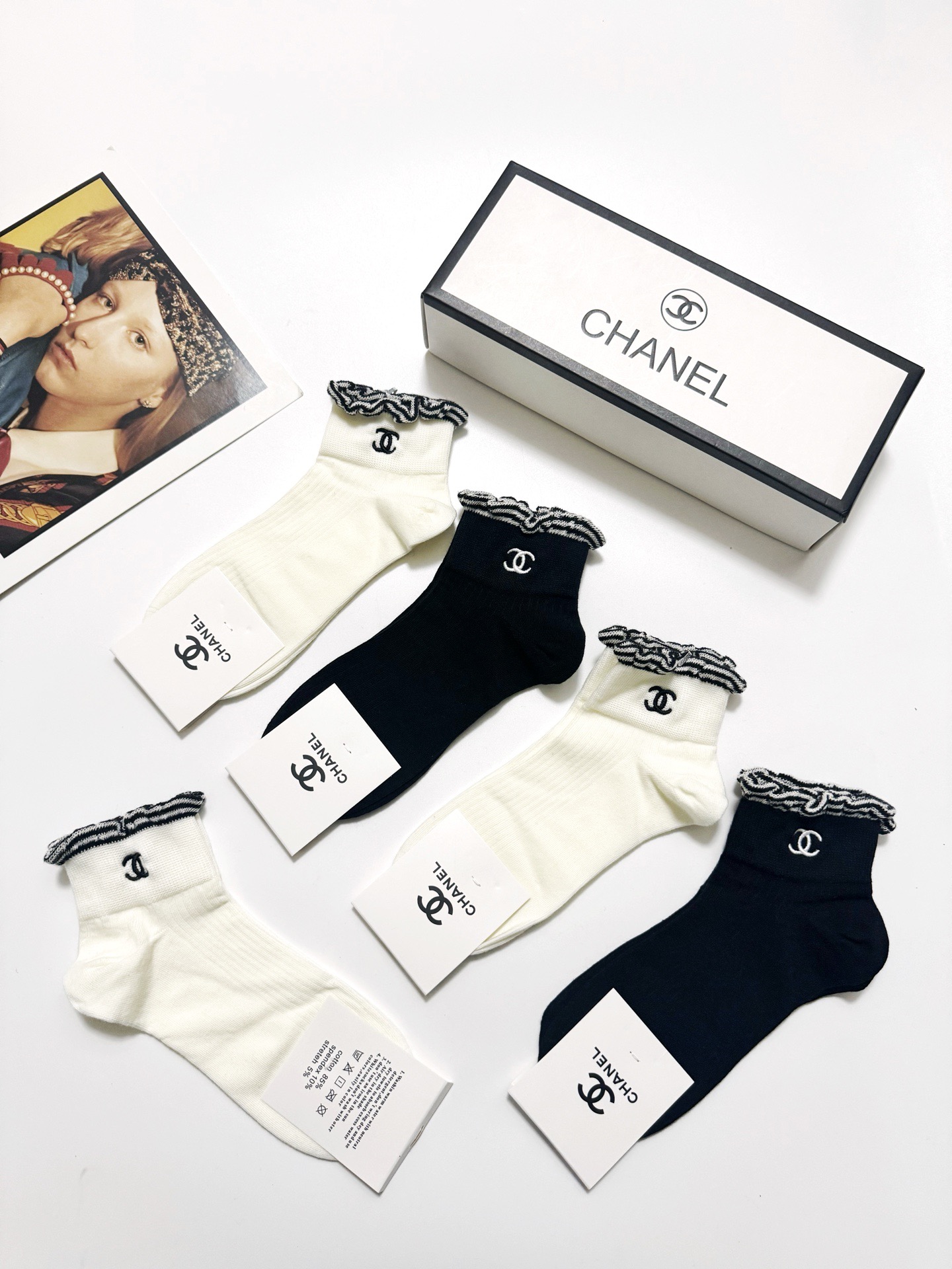   配包装
🌟【一盒5 双】
🌟Chanel 香奈儿 经典字母 logo短袜  ！纯棉面料软糯亲肤！
🌟