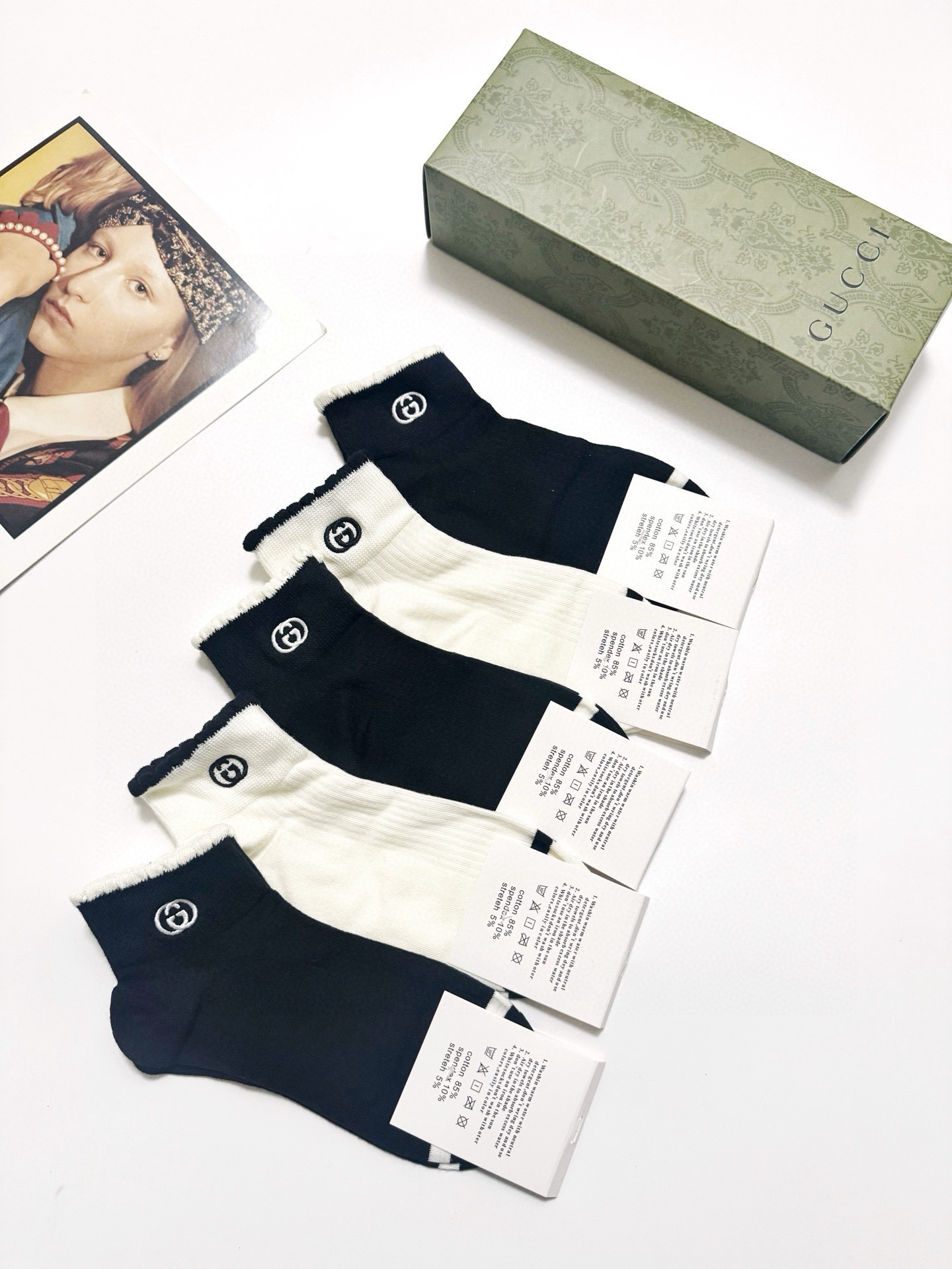  配包装
🌟【一盒5 双】
 🌟Gucci 古琦 经典刺绣字母logo 纯棉中筒袜   ，ins超火爆短