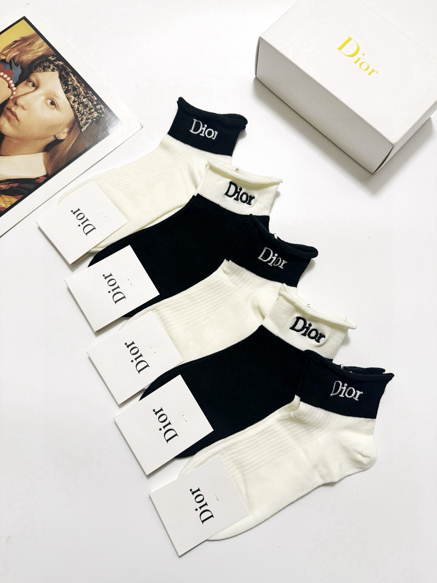  配包装
🌟【一盒5 双】
 🌟Dior 迪奥 经典字母刺绣logo 纯棉中筒袜   ，ins超火爆短袜