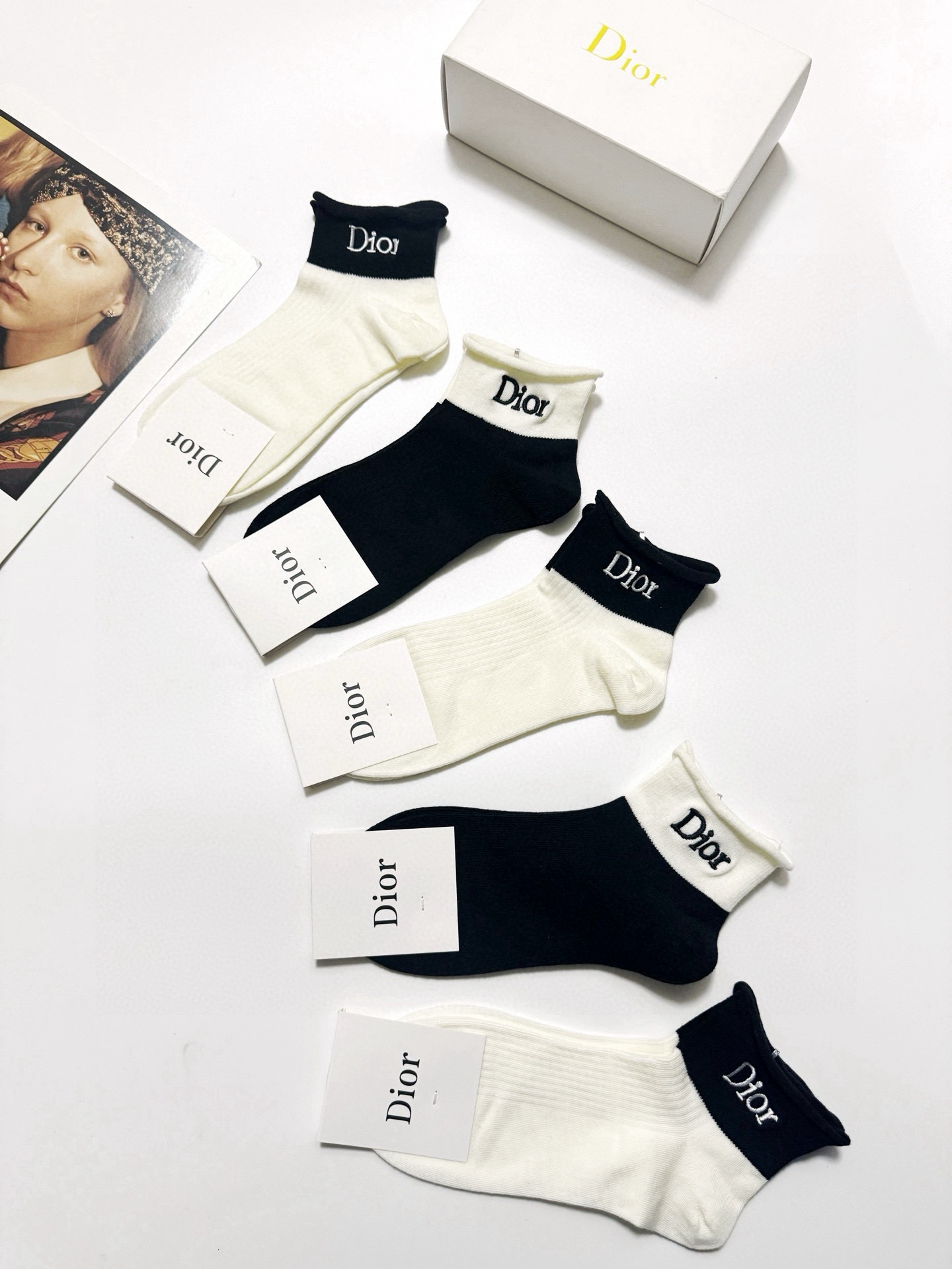  配包装
🌟【一盒5 双】
 🌟Dior 迪奥 经典字母刺绣logo 纯棉中筒袜   ，ins超火爆短袜