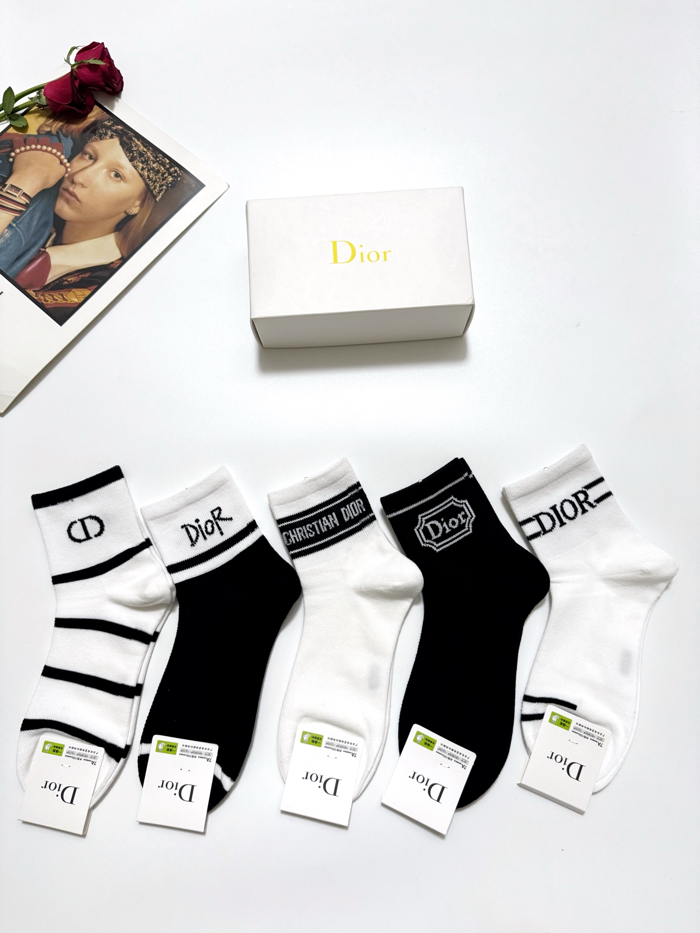  配包装
🌟【一盒5 双】
 🌟Dior 迪奥 经典字母logo 纯棉中筒袜 ，ins超火爆空调袜，纯棉