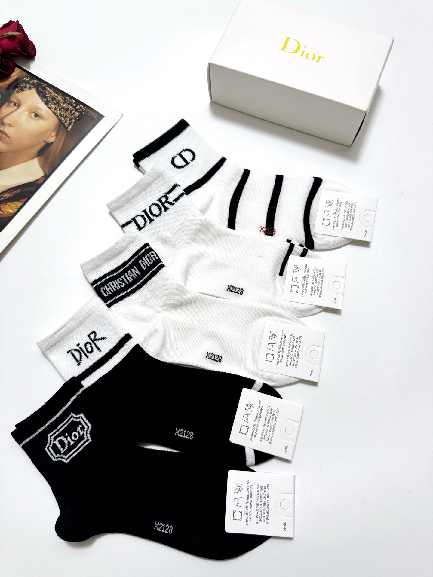  配包装
🌟【一盒5 双】
 🌟Dior 迪奥 经典字母logo 纯棉中筒袜 ，ins超火爆空调袜，纯棉