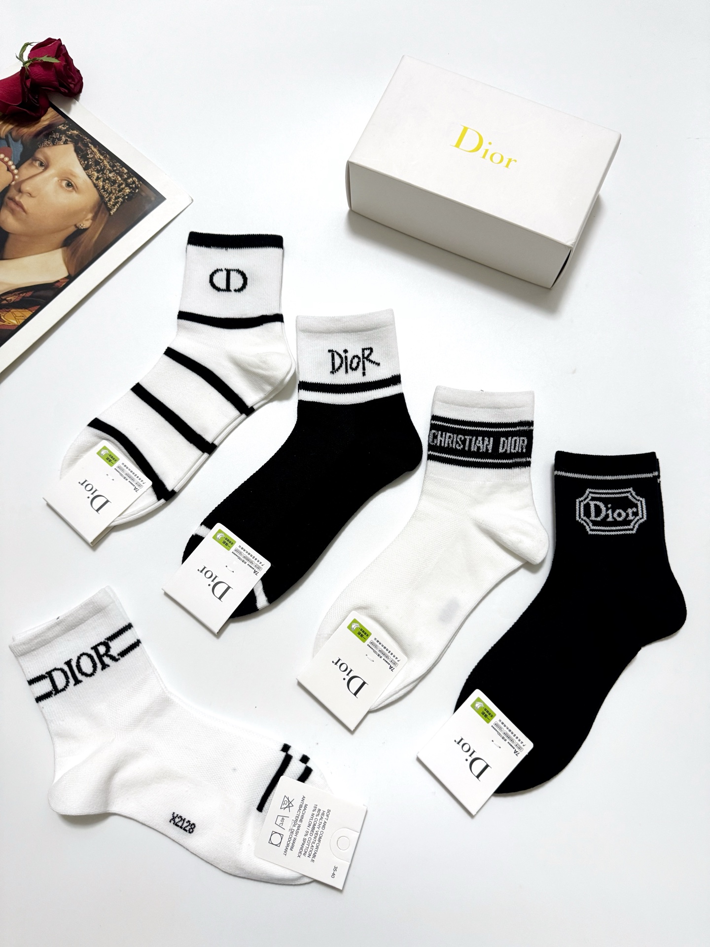  配包装
🌟【一盒5 双】
 🌟Dior 迪奥 经典字母logo 纯棉中筒袜 ，ins超火爆空调袜，纯棉