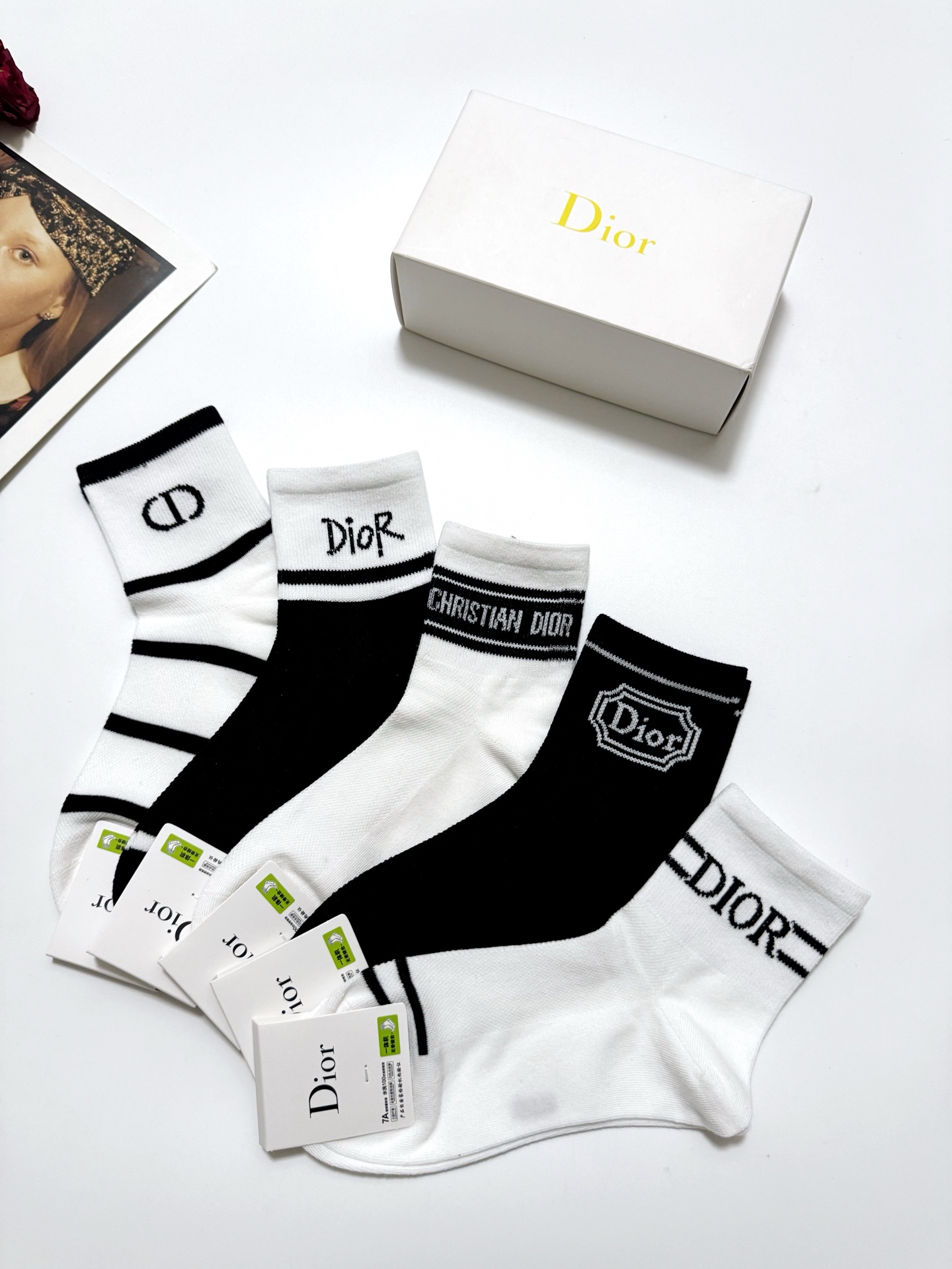  配包装
🌟【一盒5 双】
 🌟Dior 迪奥 经典字母logo 纯棉中筒袜 ，ins超火爆空调袜，纯棉