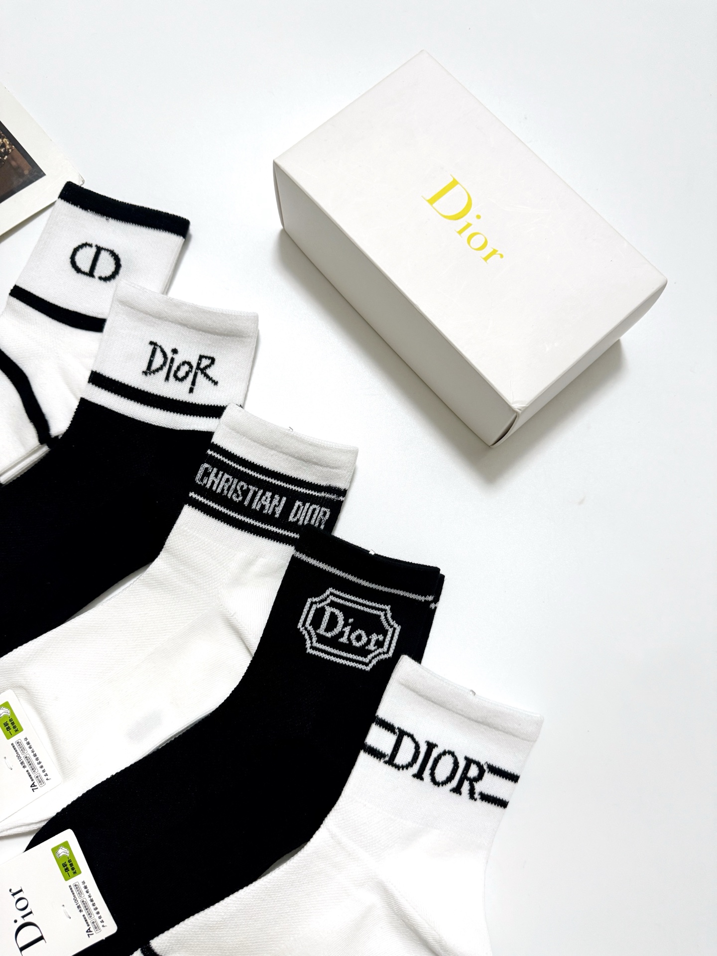  配包装
🌟【一盒5 双】
 🌟Dior 迪奥 经典字母logo 纯棉中筒袜 ，ins超火爆空调袜，纯棉
