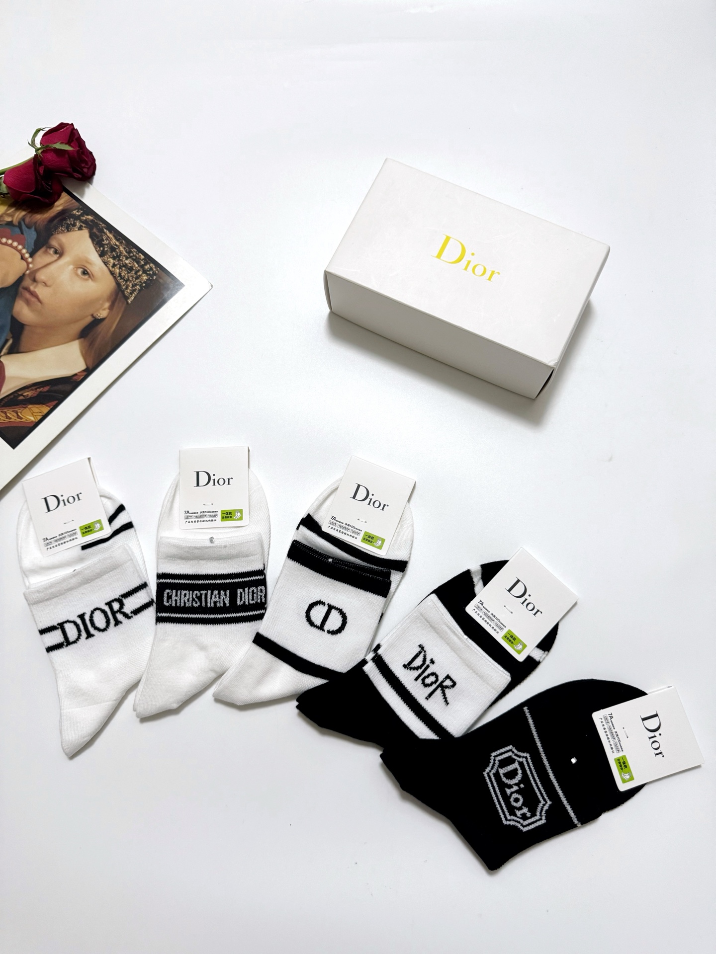  配包装
🌟【一盒5 双】
 🌟Dior 迪奥 经典字母logo 纯棉中筒袜 ，ins超火爆空调袜，纯棉