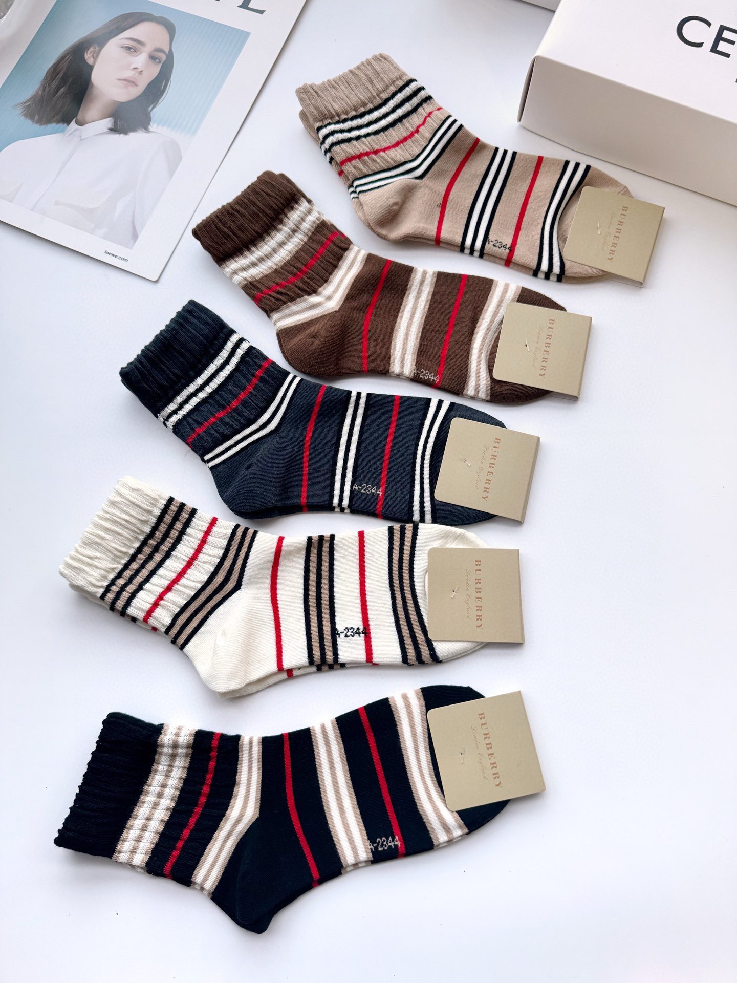  配包装
🌟【一盒5 双】
 🌟巴宝莉 Burberry 经典字母logo 纯棉中筒袜   ，ins超火