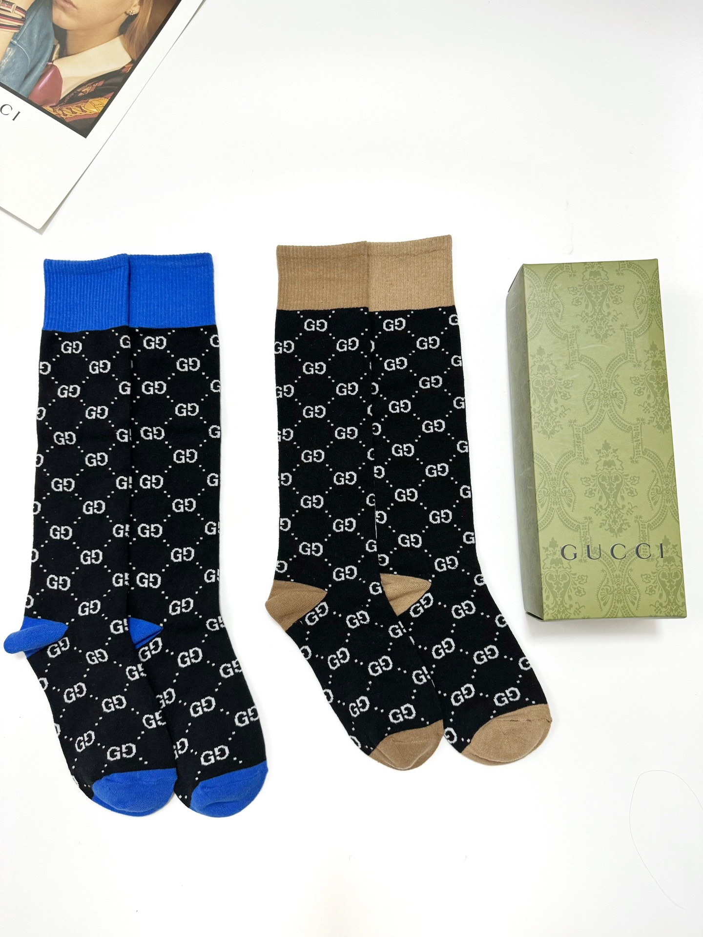  配包装
🌟【一盒2 双】
🌟Gucci 古奇 爆款双G字母 长筒袜 小腿袜。纯棉混纺材质，超完美配色，