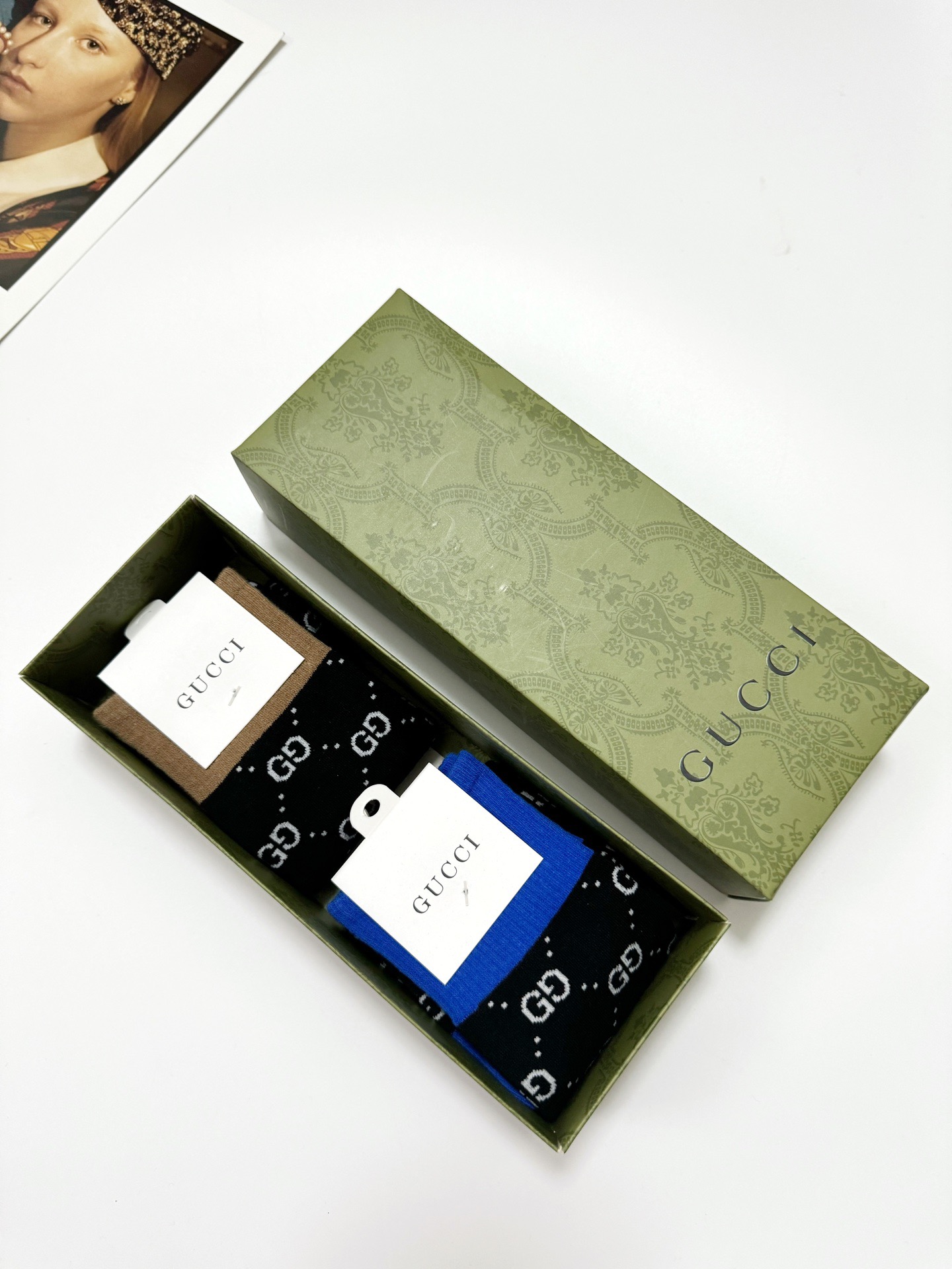  配包装
🌟【一盒2 双】
🌟Gucci 古奇 爆款双G字母 长筒袜 小腿袜。纯棉混纺材质，超完美配色，